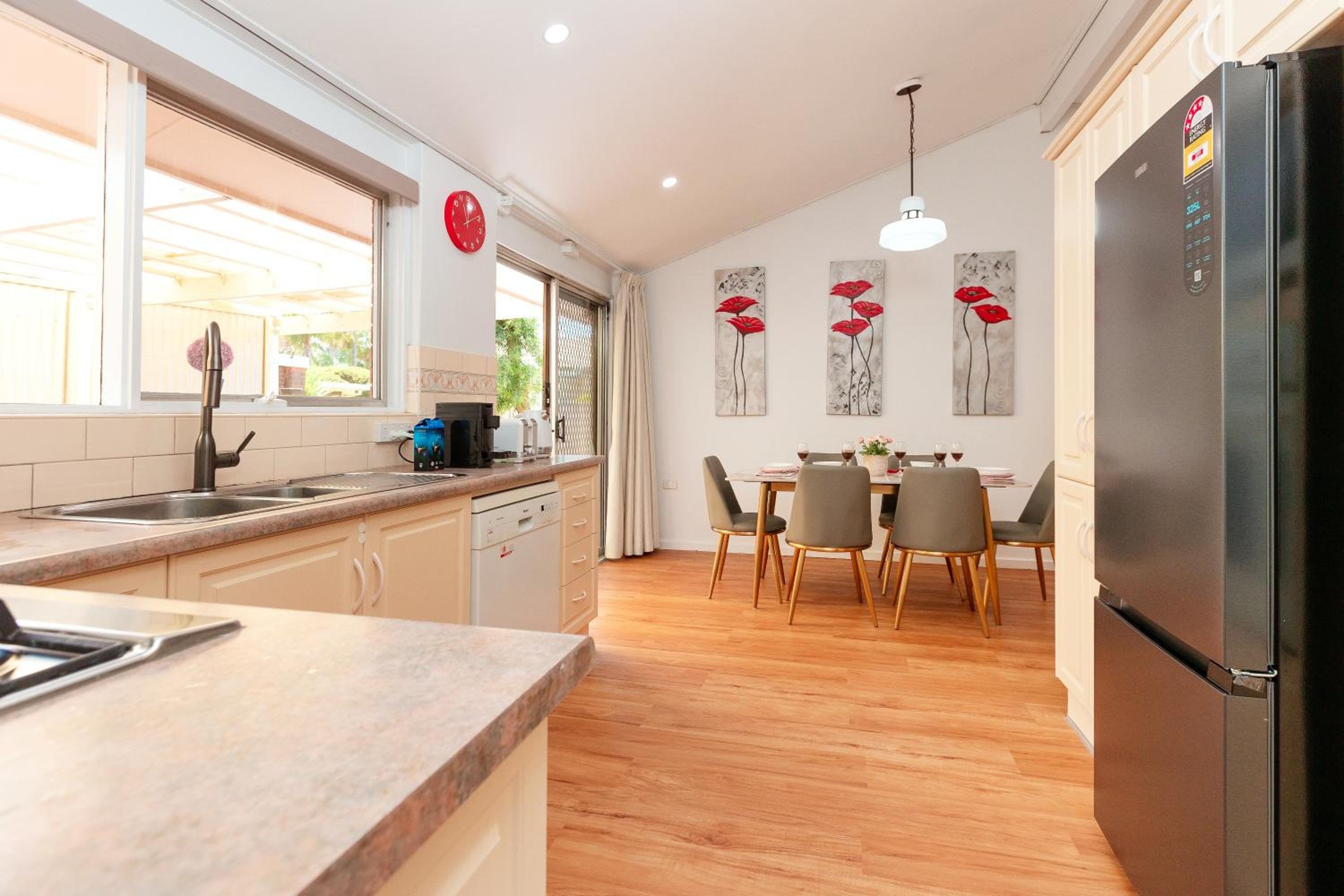 Cozy Retreat-4 Queen Bed, 3TV, Full Kitchen, Cot, Pets allowed-Fully Fenced, FreeWifi