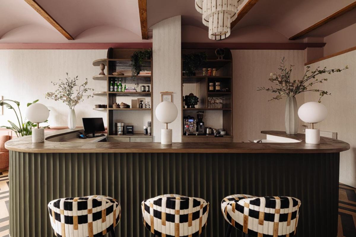 bar