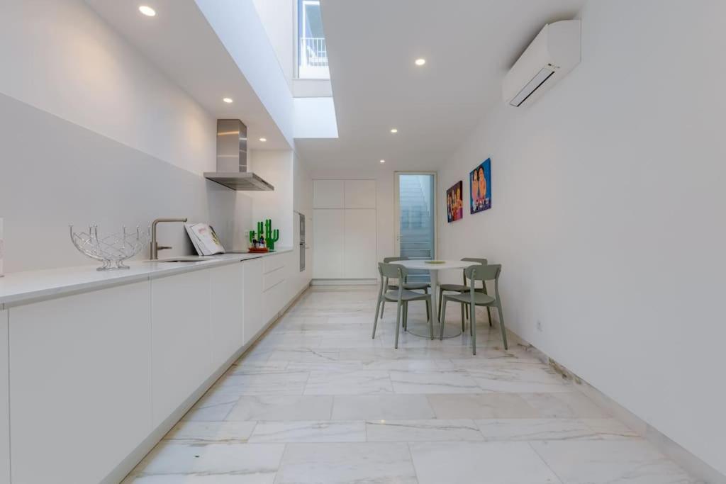 CASA LIMA - State of the art villa with views and pool in Ferragudo view 3