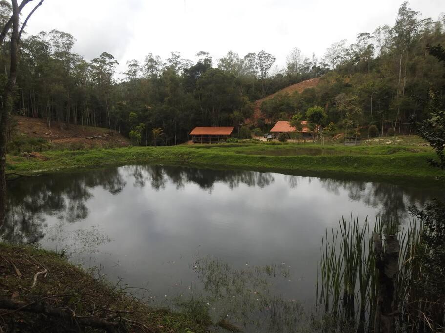 Cabana em Ouro Preto: represa mata caiaque e bike