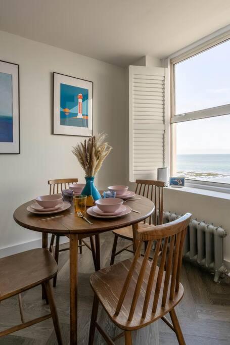 Stunning Sea Views @ The Lido Lounge view 4