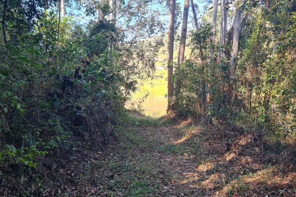 Container em Ouro Preto: represa mata caiaque bike