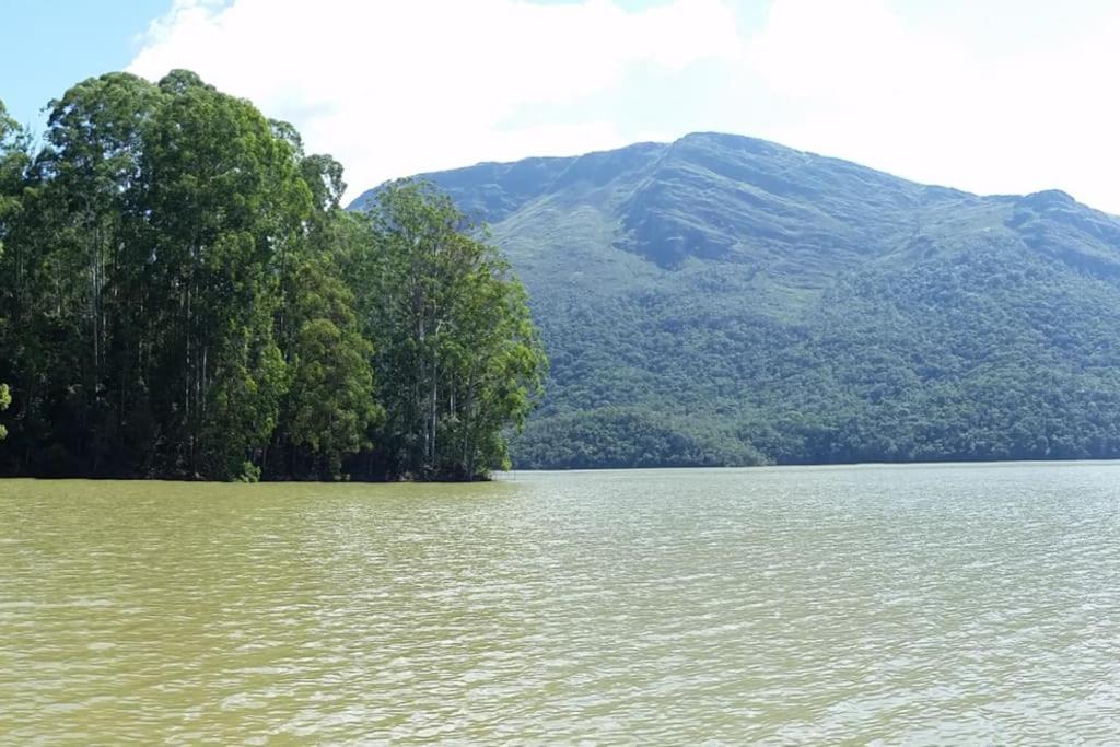 Container em Ouro Preto: represa mata caiaque bike