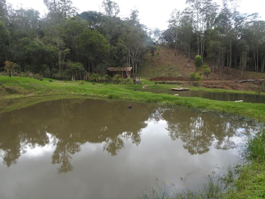 Container em Ouro Preto: represa mata caiaque bike
