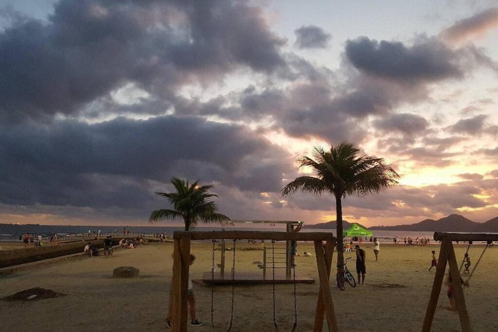 AMPLA CASA COM CHURRASQUEIRA NA PRAIA do GONZAGA EM SANTOS