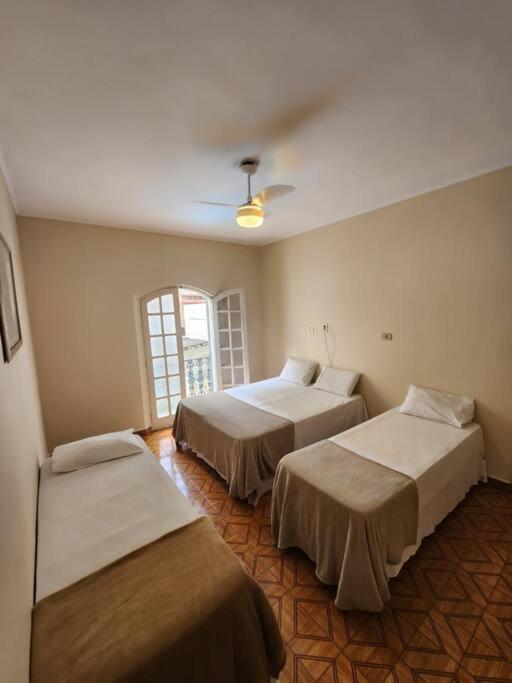 AMPLA CASA COM CHURRASQUEIRA NA PRAIA do GONZAGA EM SANTOS