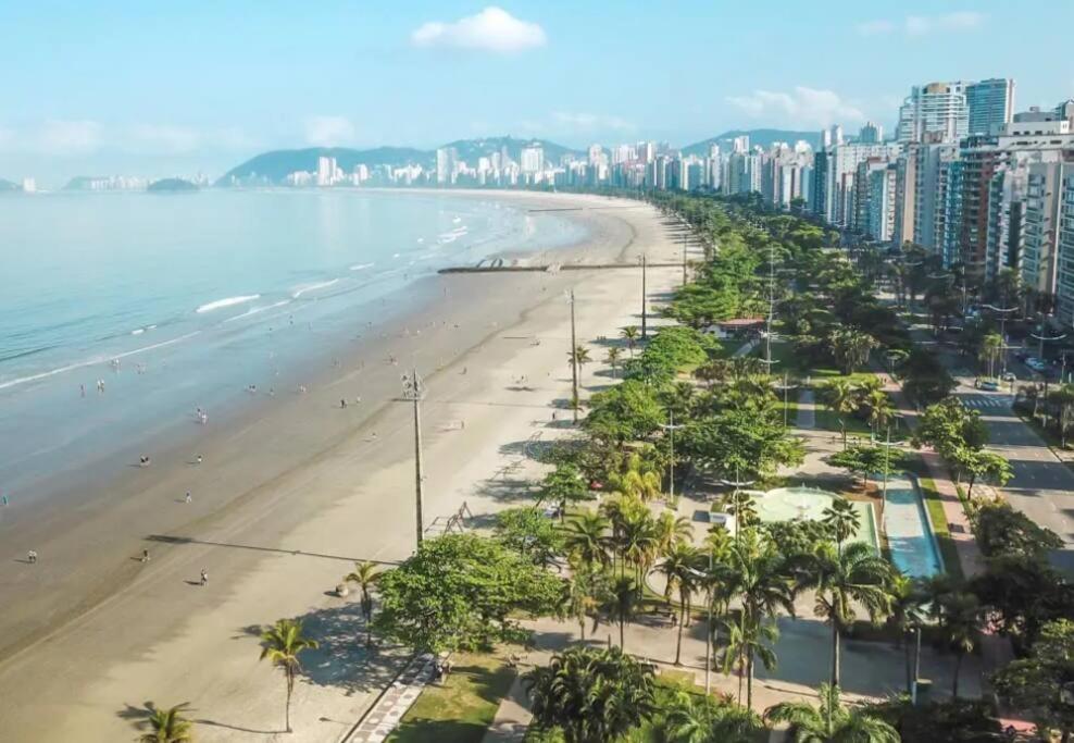 AMPLA CASA COM CHURRASQUEIRA NA PRAIA do GONZAGA EM SANTOS