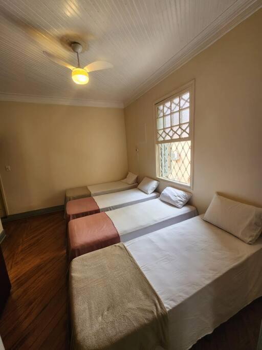 AMPLA CASA COM CHURRASQUEIRA NA PRAIA do GONZAGA EM SANTOS
