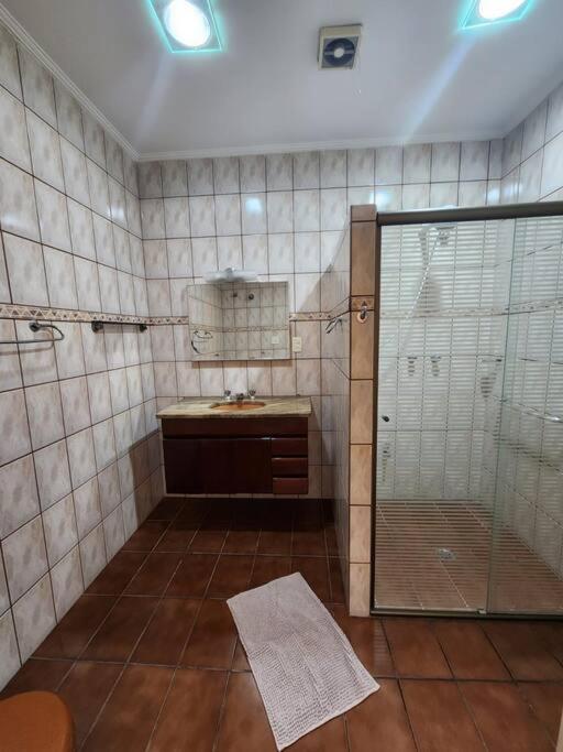AMPLA CASA COM CHURRASQUEIRA NA PRAIA do GONZAGA EM SANTOS