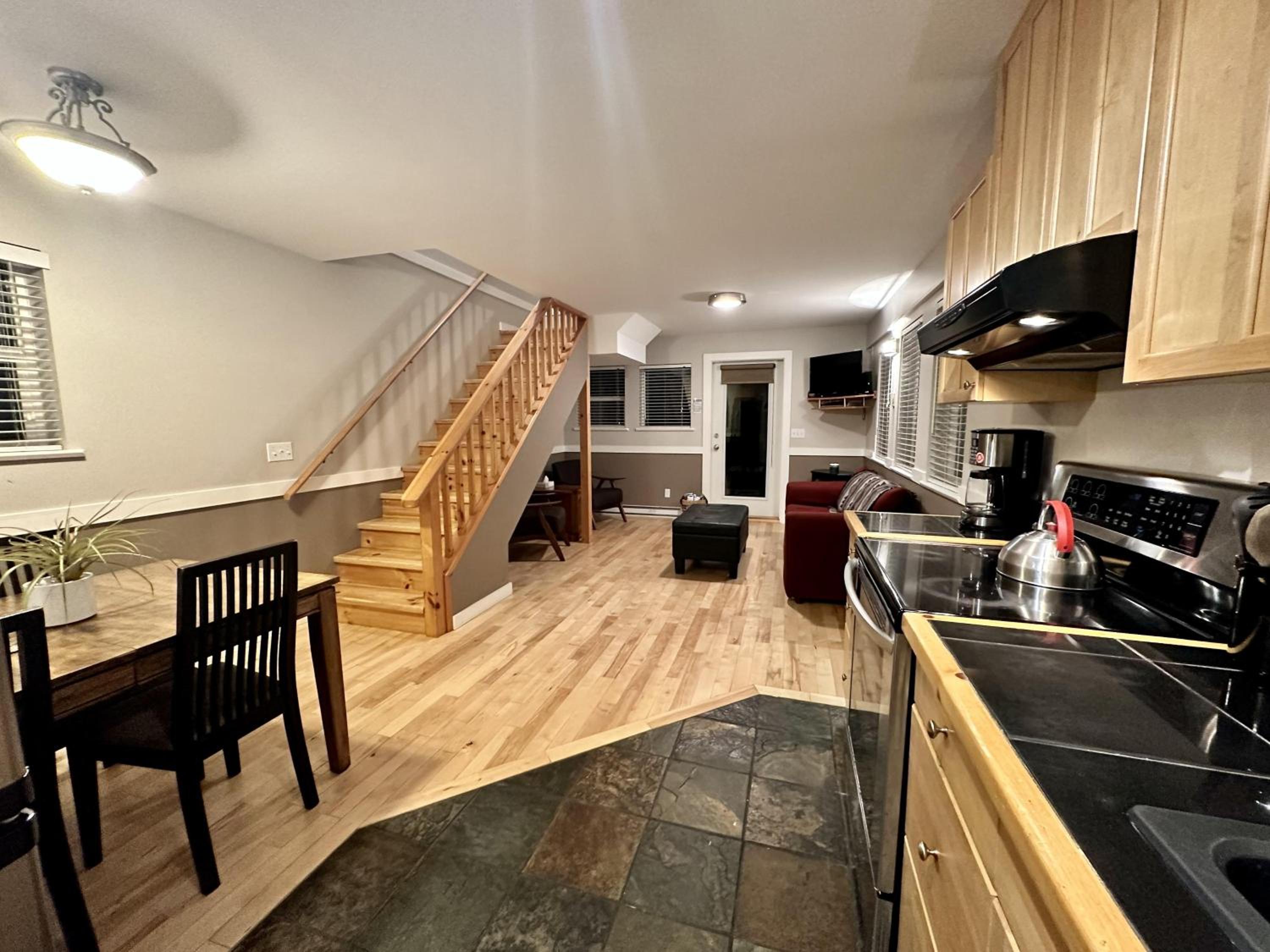 Cozy 2 Bedroom Waterfront Cottage With Hot Tub!-3