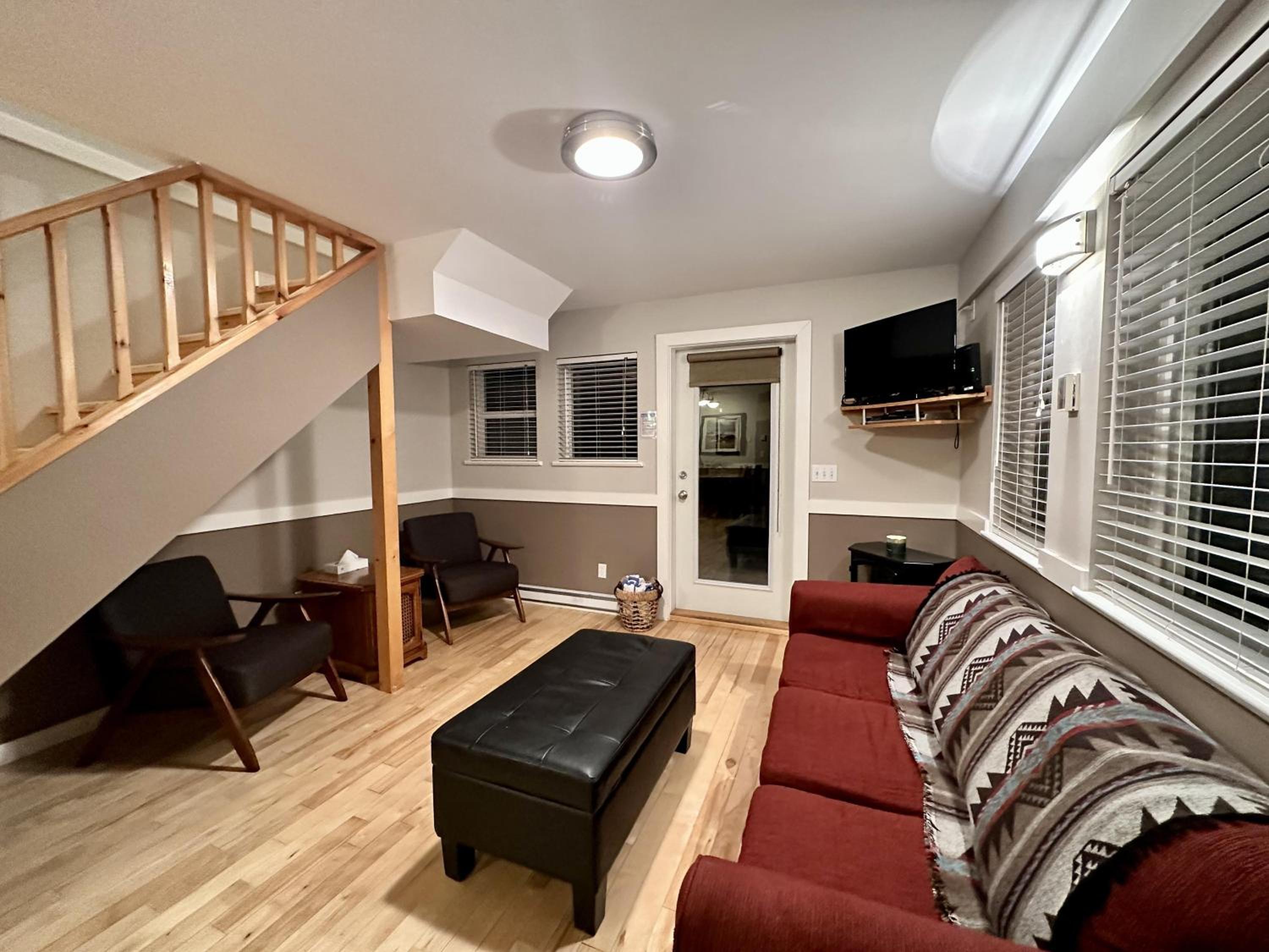 Cozy 2 Bedroom Waterfront Cottage With Hot Tub!