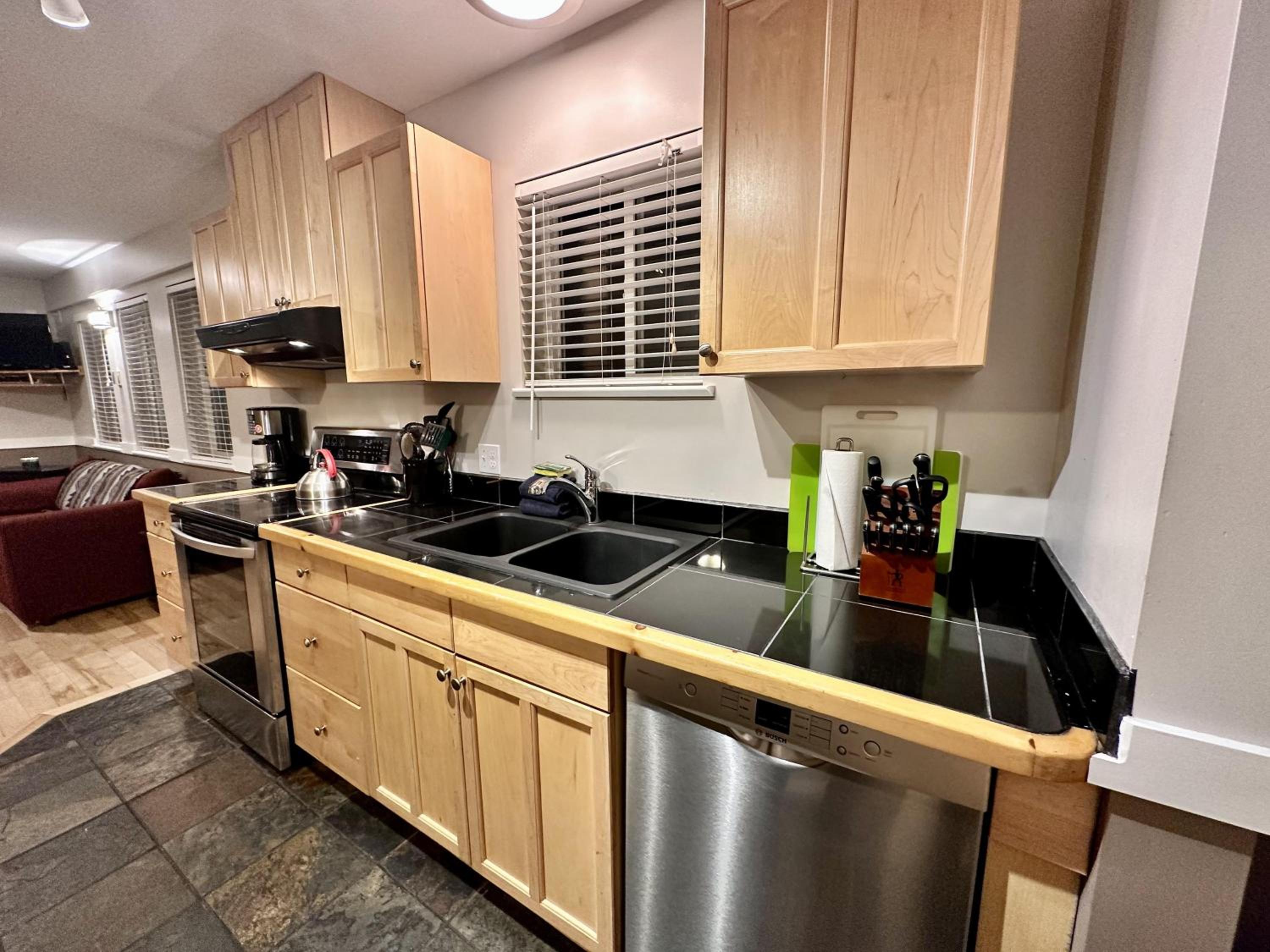 Cozy 2 Bedroom Waterfront Cottage With Hot Tub!