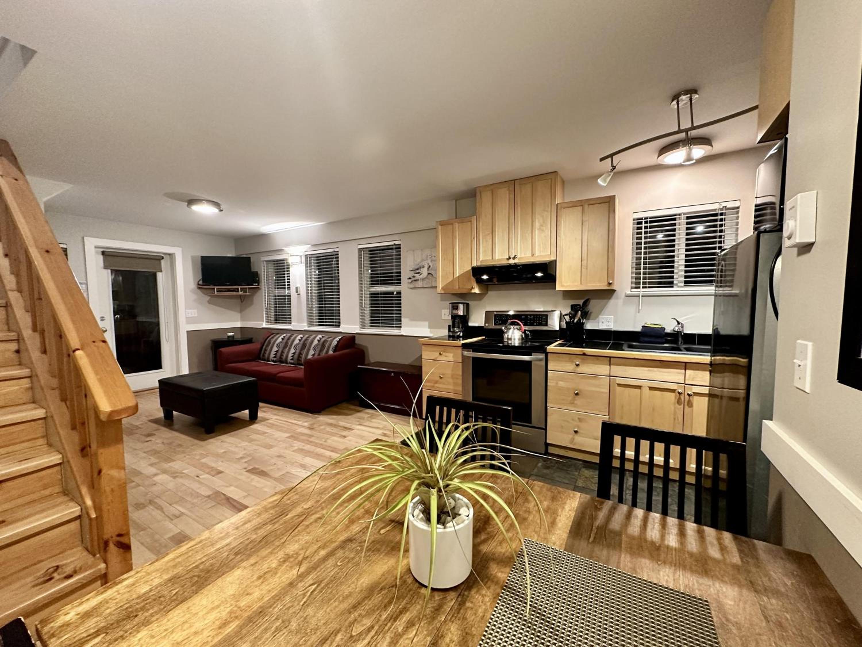 Cozy 2 Bedroom Waterfront Cottage With Hot Tub!