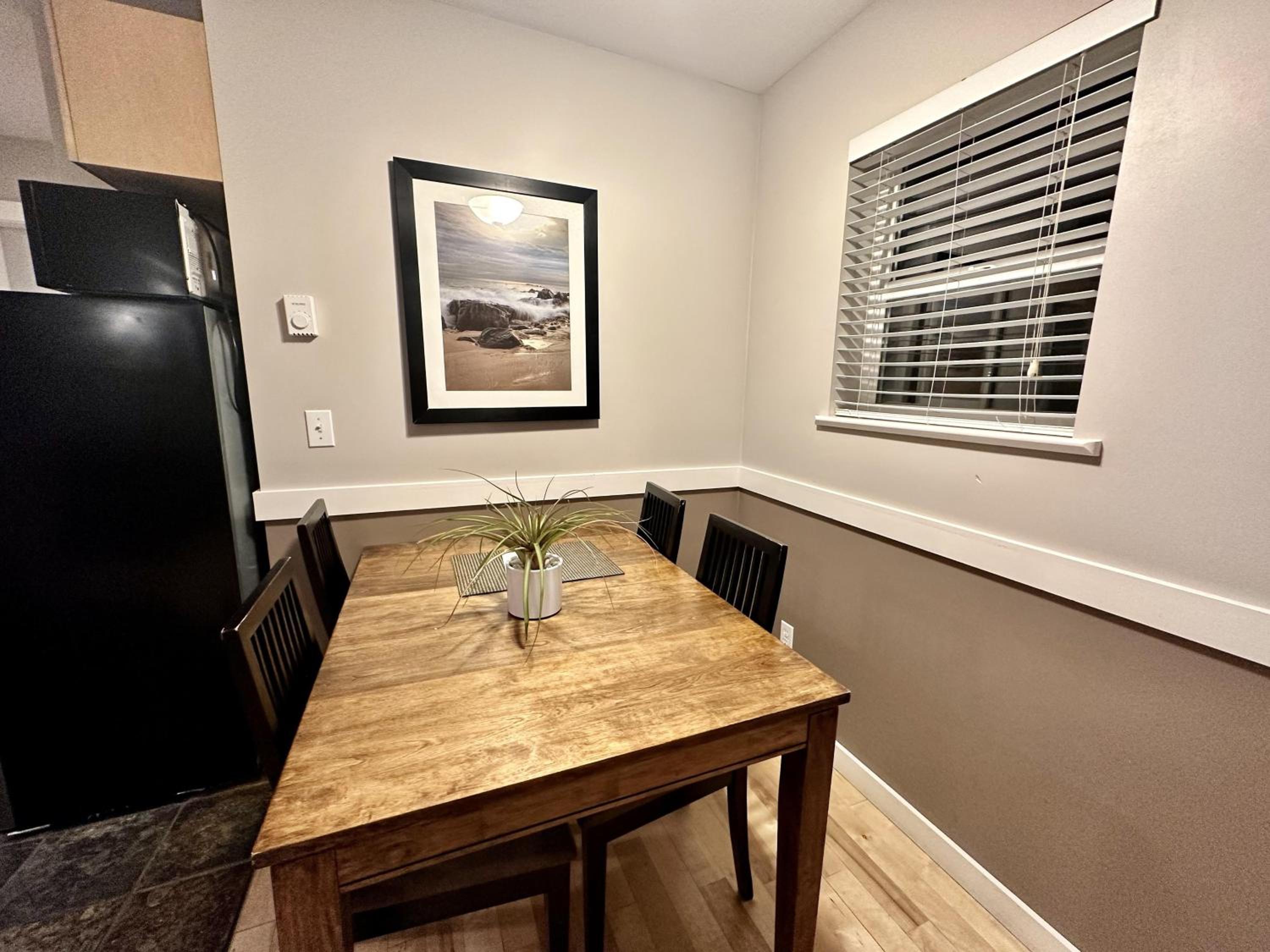 Cozy 2 Bedroom Waterfront Cottage With Hot Tub!