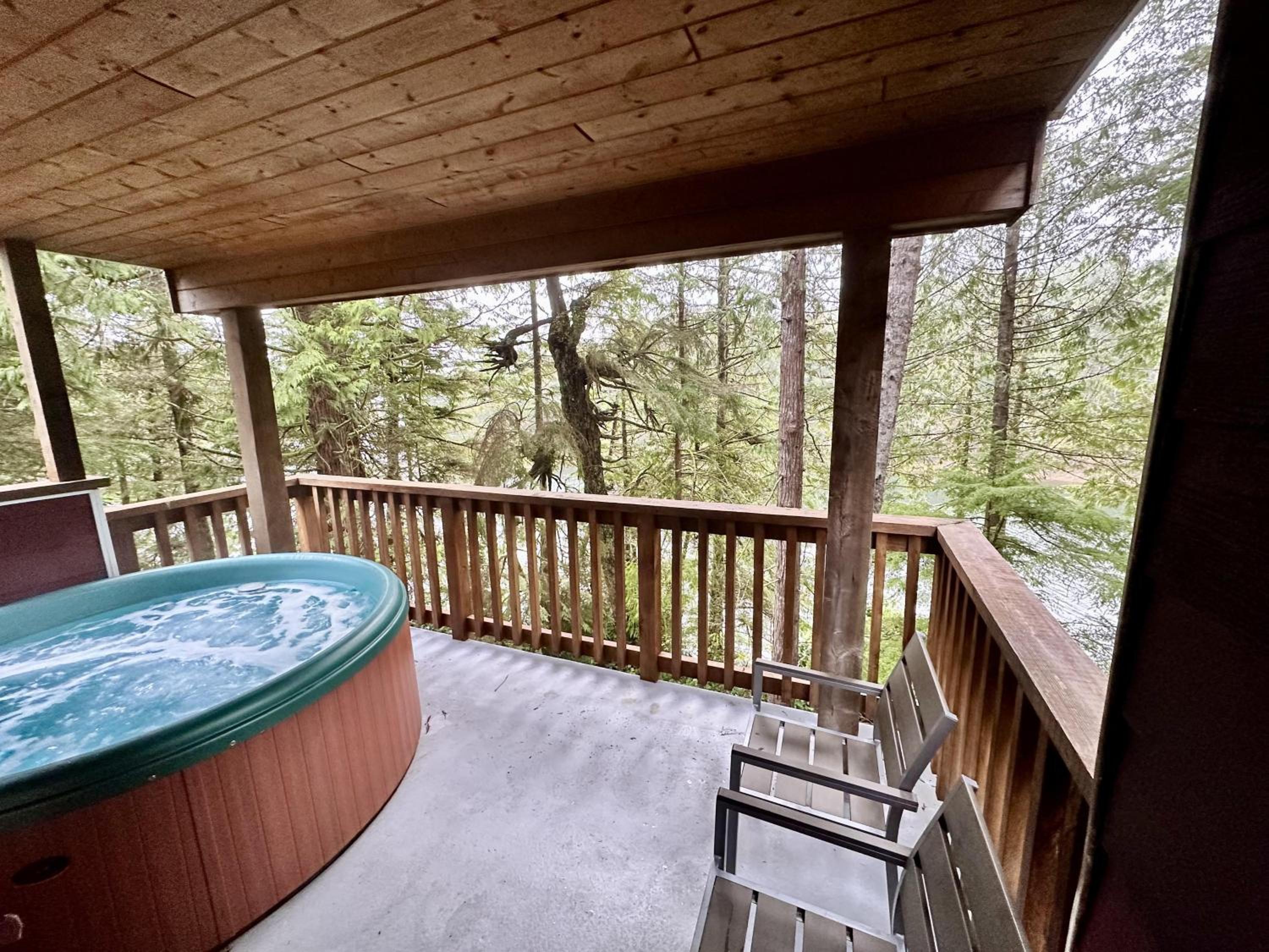 Cozy 2 Bedroom Waterfront Cottage With Hot Tub!