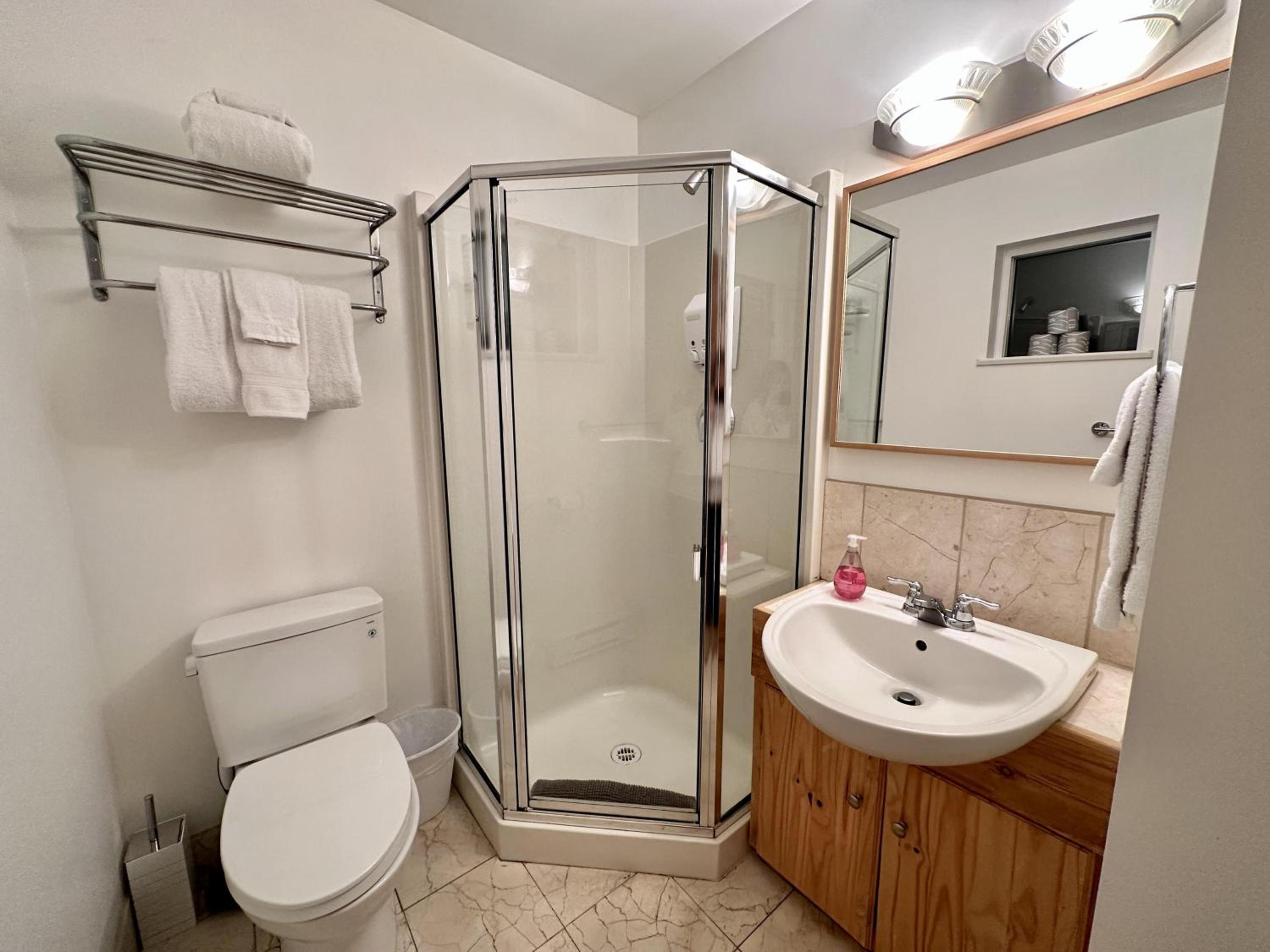 Cozy 2 Bedroom Waterfront Cottage With Hot Tub!