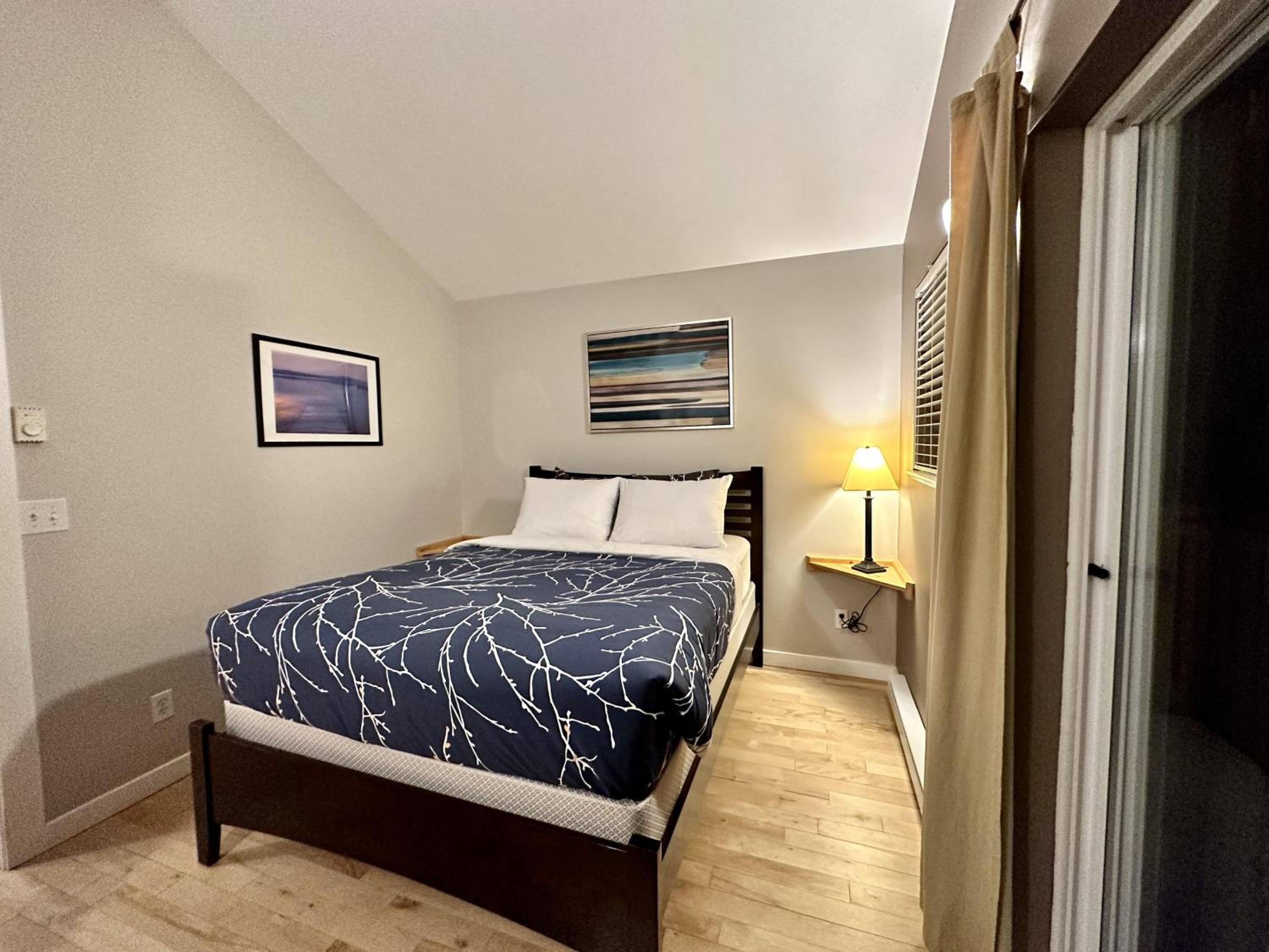 Cozy 2 Bedroom Waterfront Cottage With Hot Tub!