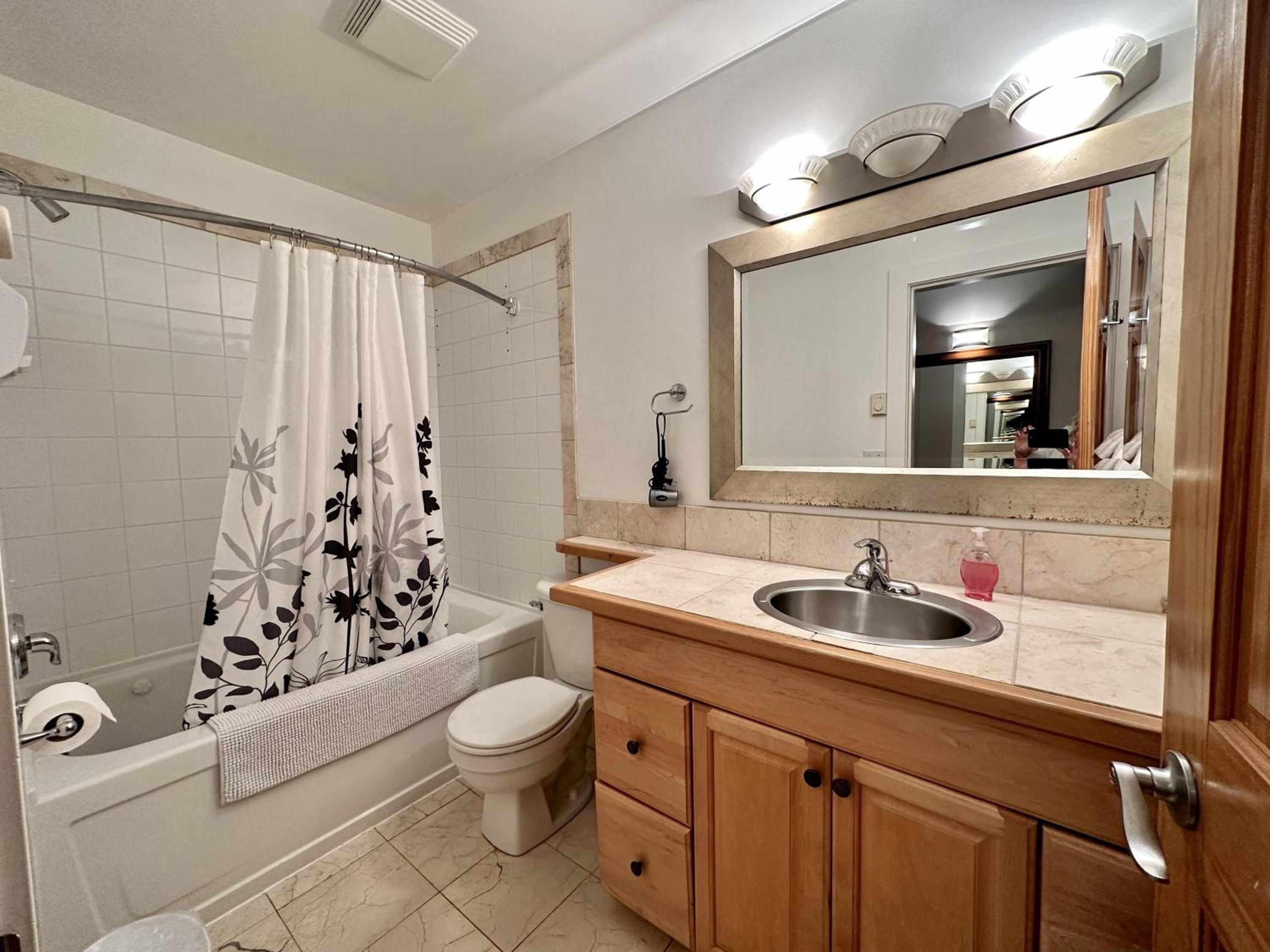Cozy 2 Bedroom Waterfront Cottage With Hot Tub!