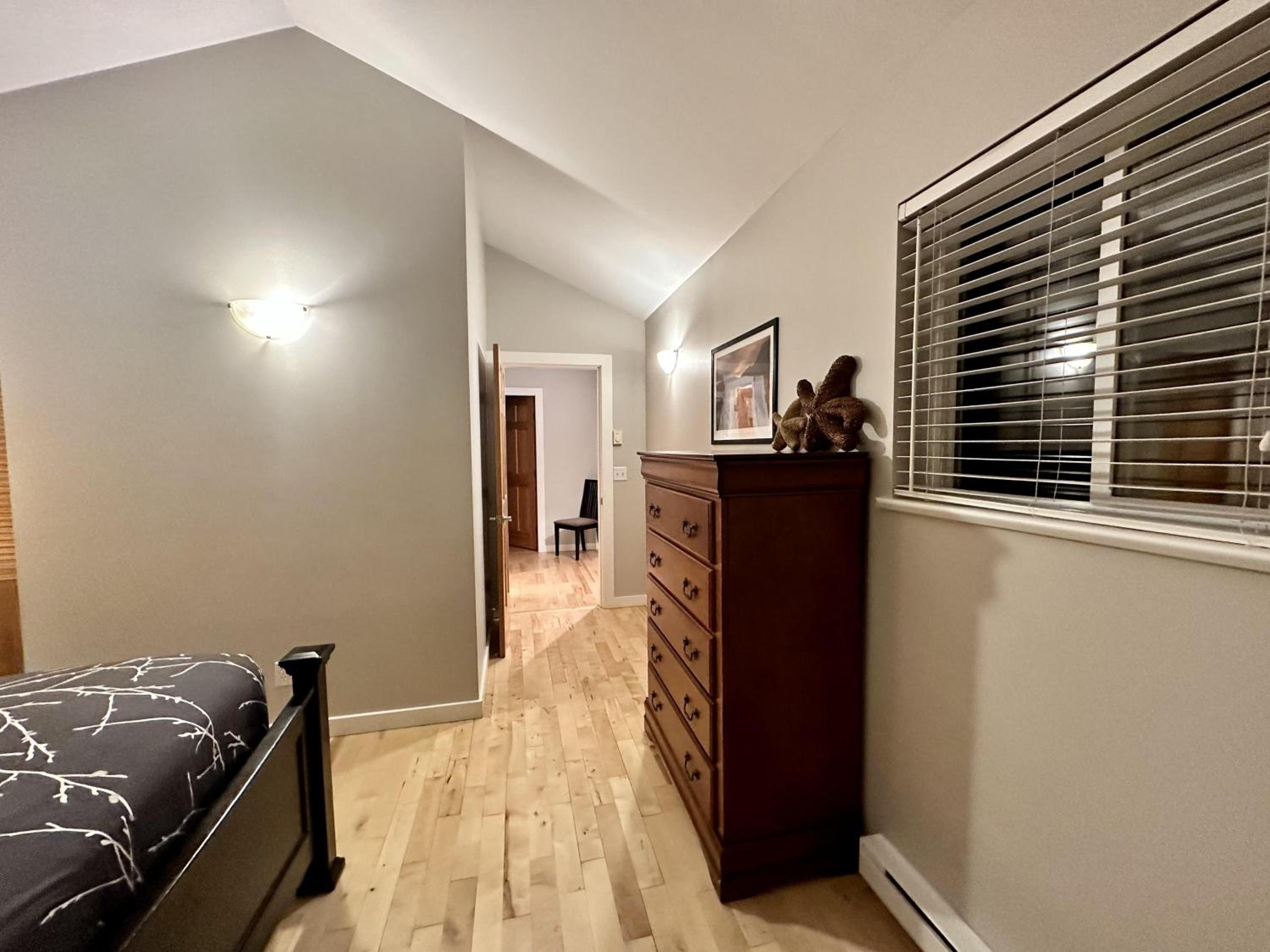 Cozy 2 Bedroom Waterfront Cottage With Hot Tub!