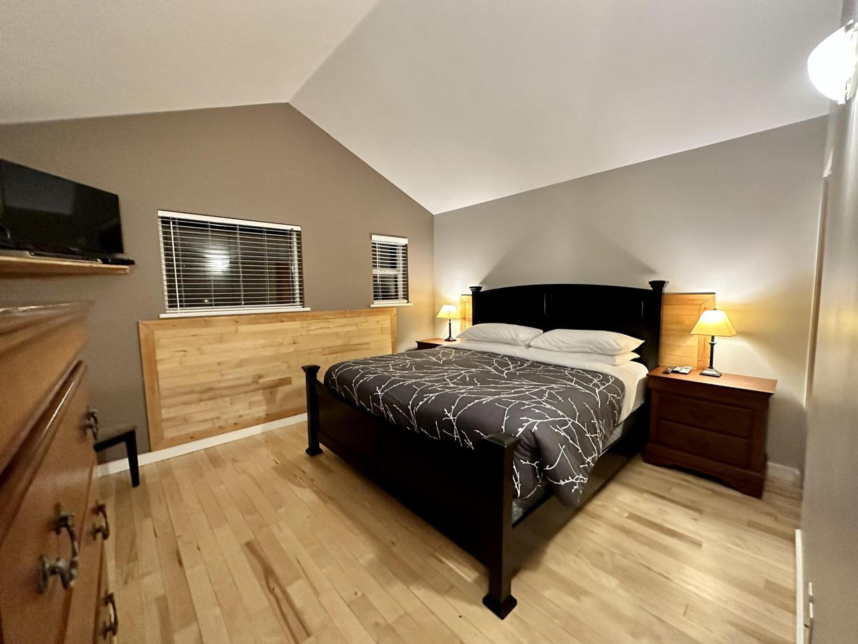 Cozy 2 Bedroom Waterfront Cottage With Hot Tub!