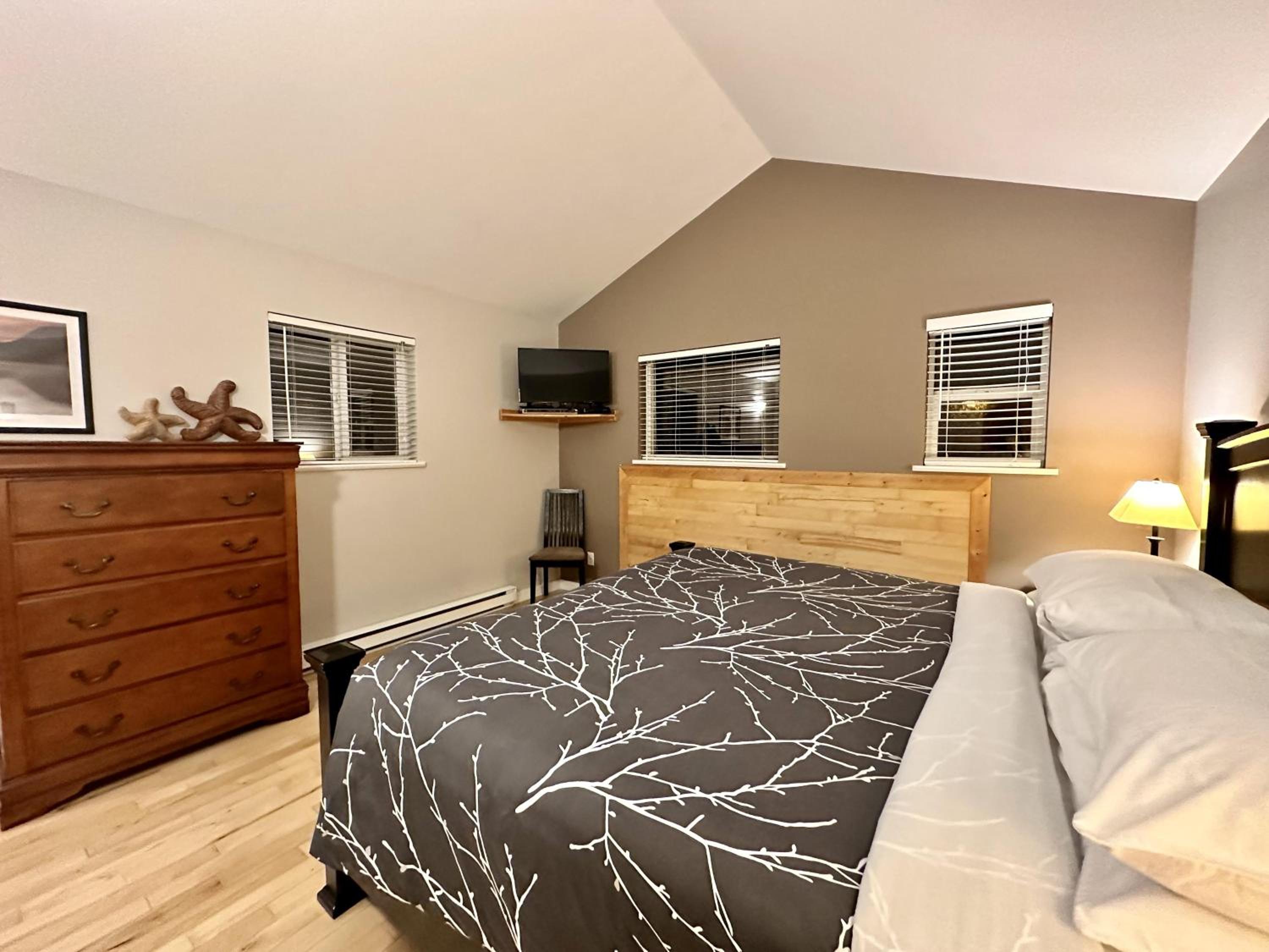 Cozy 2 Bedroom Waterfront Cottage With Hot Tub!