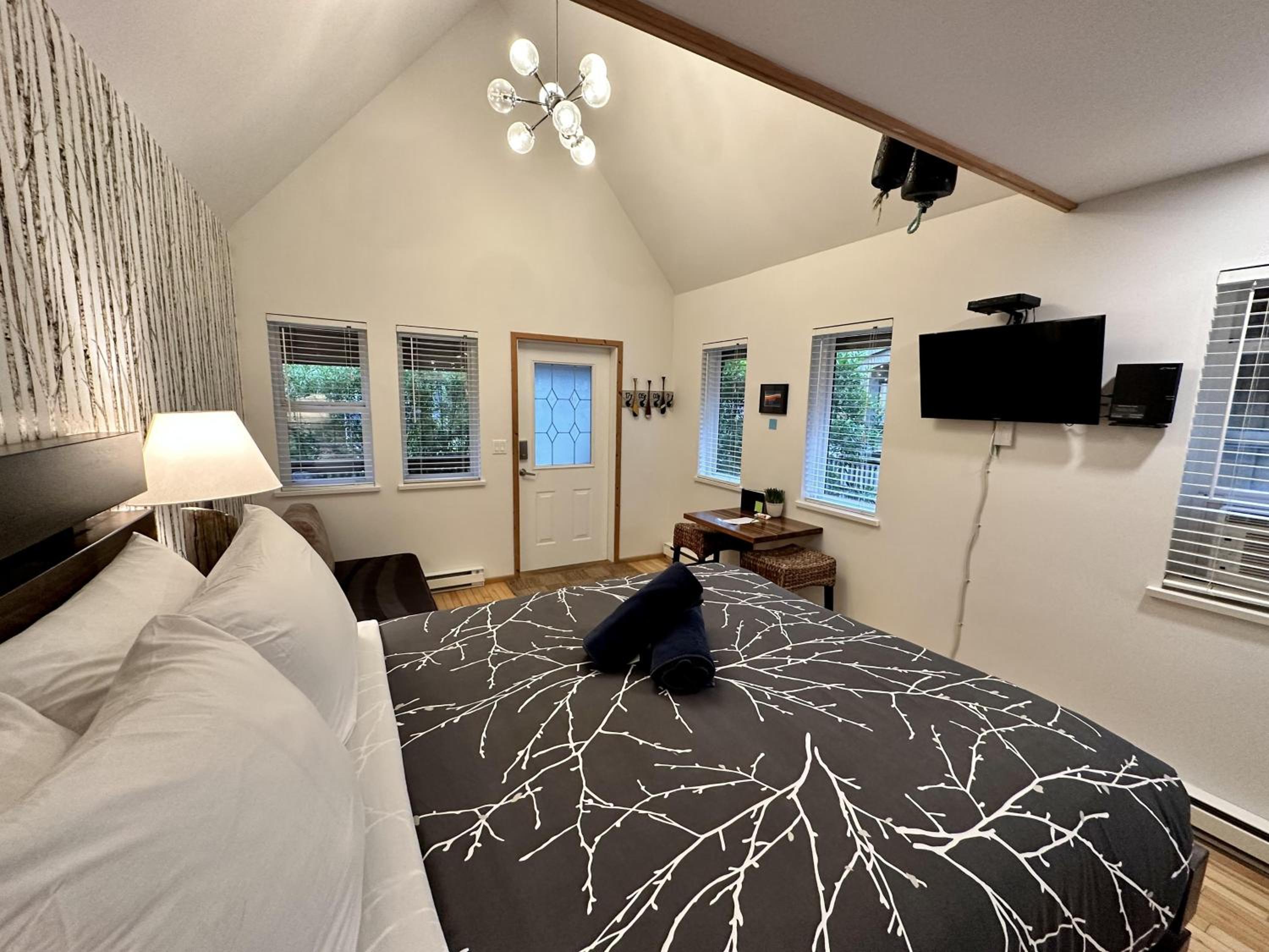 Cozy Cabin Near Walking Trails And Beaches!