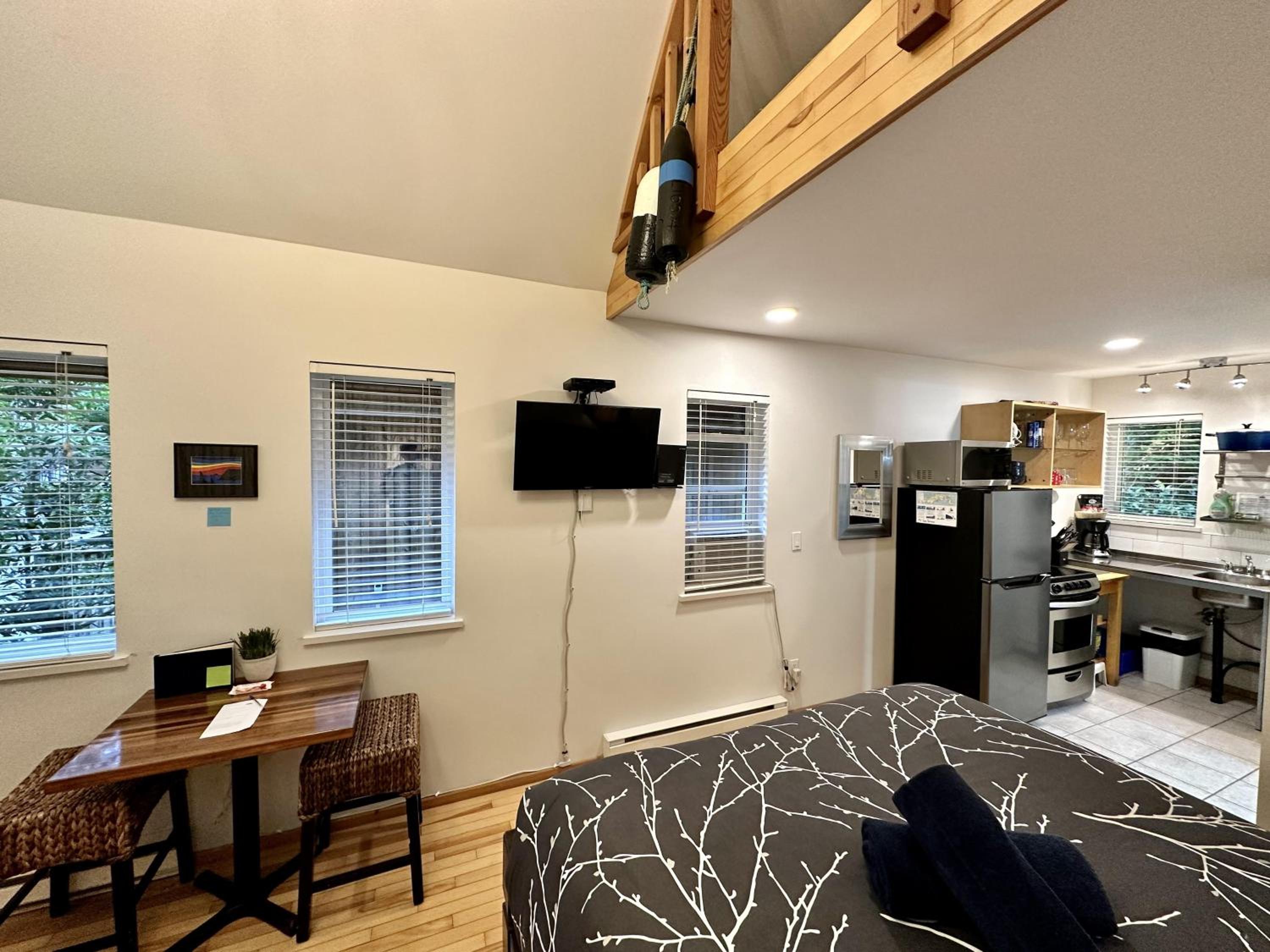 Cozy Cabin Near Walking Trails And Beaches!