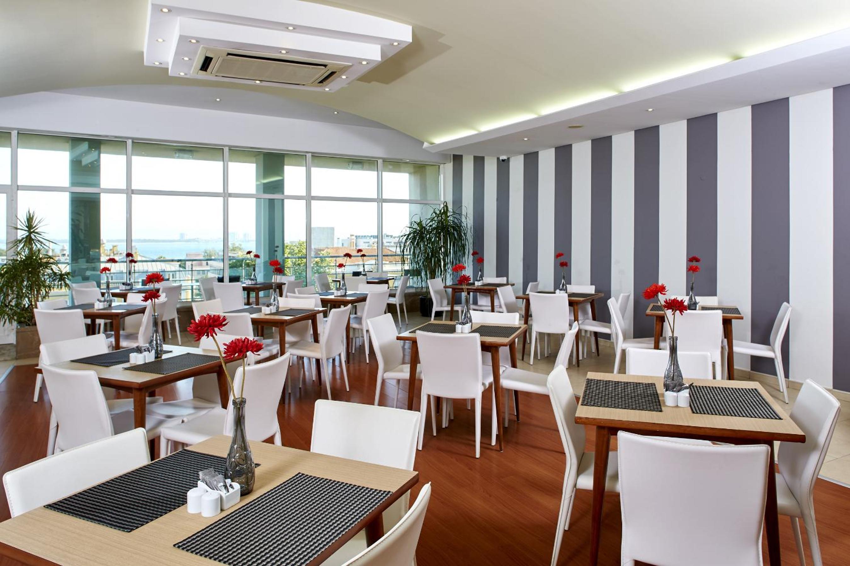 Setubal Vacations - Luna Esperanca Centro Hotel - Property Image 11