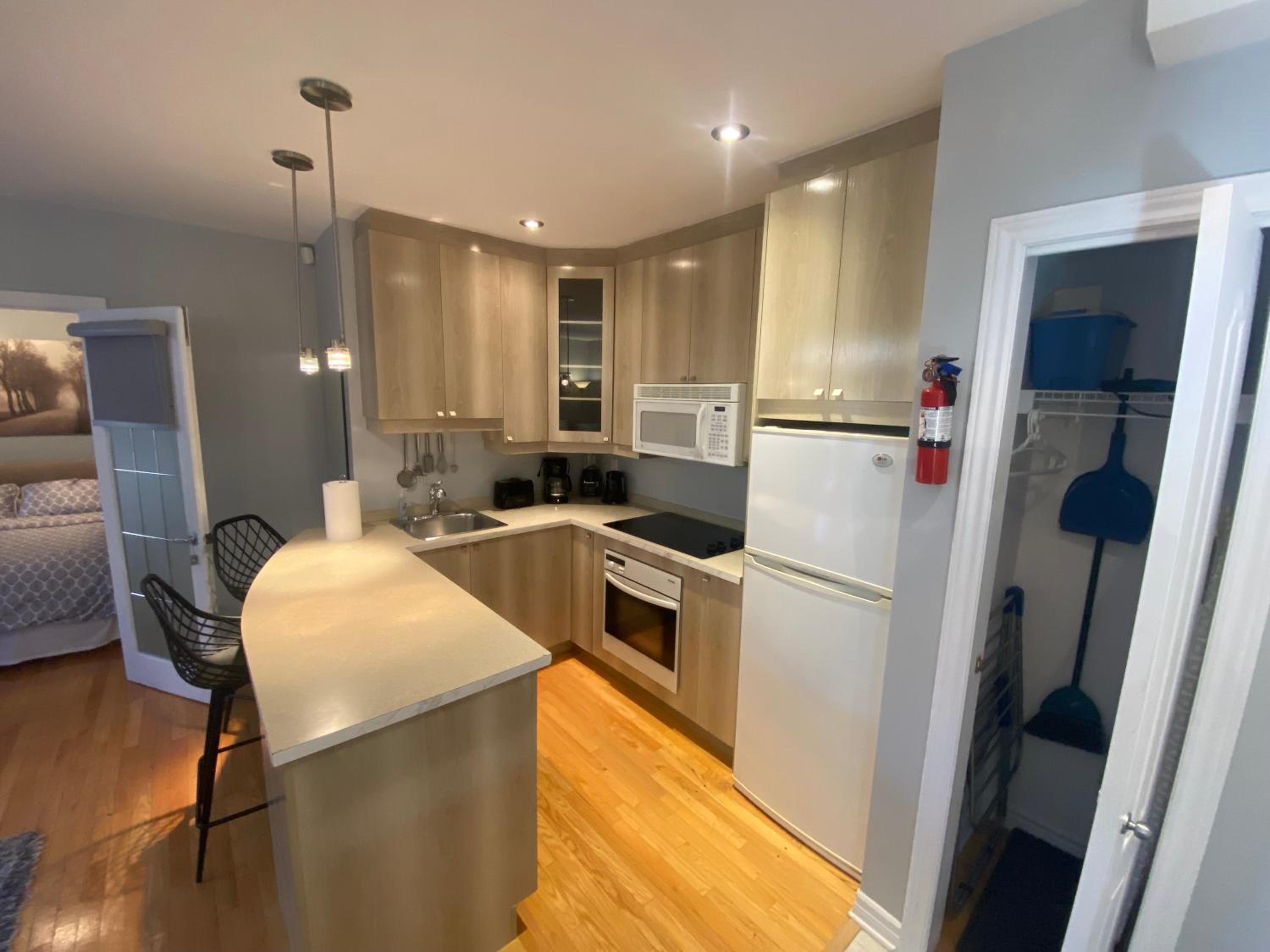 ApartHotelMontreal by Les Terrasses Saint Urbain 2225I2