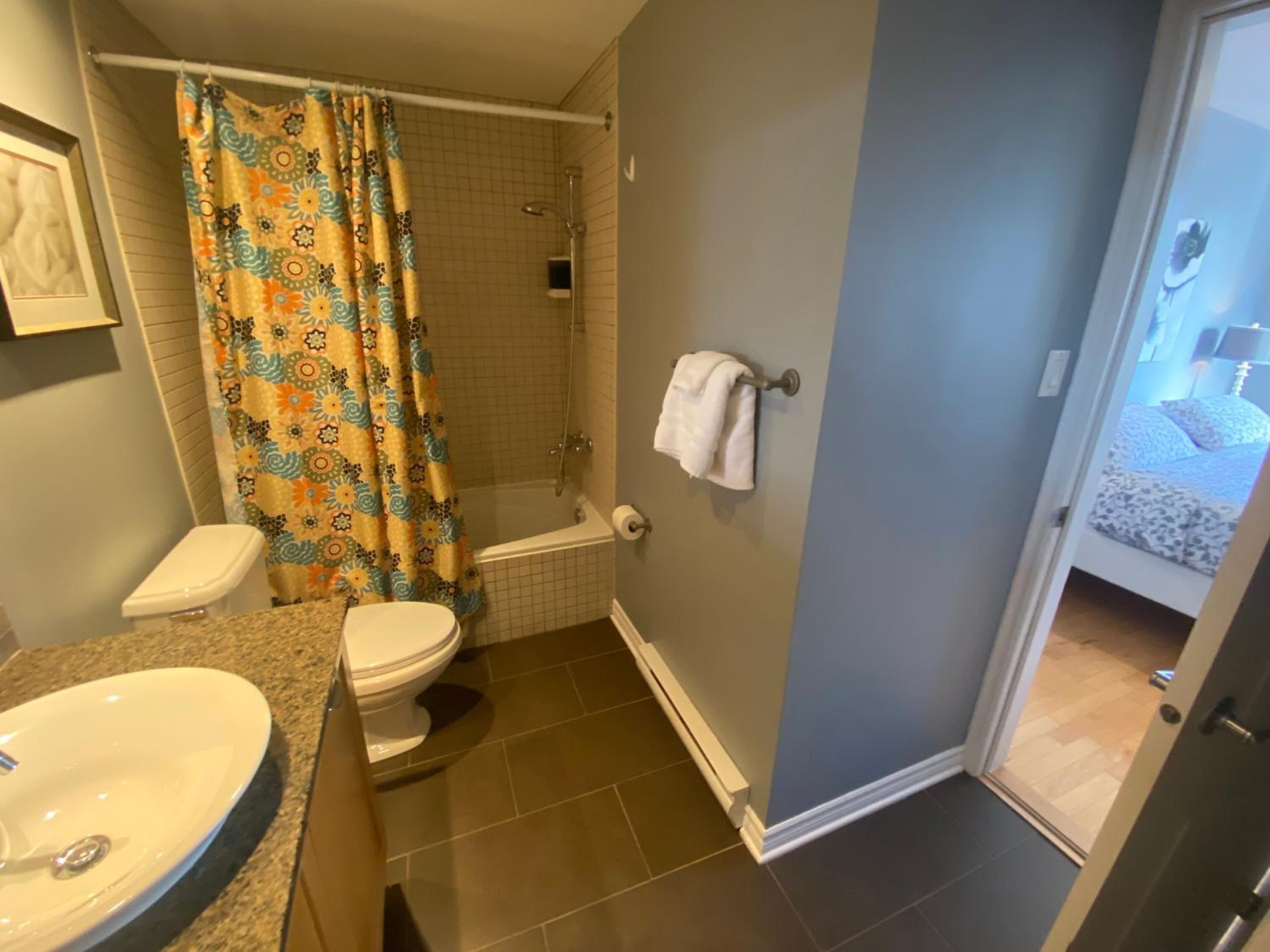ApartHotelMontreal by Les Terrasses Saint Urbain 2225I2