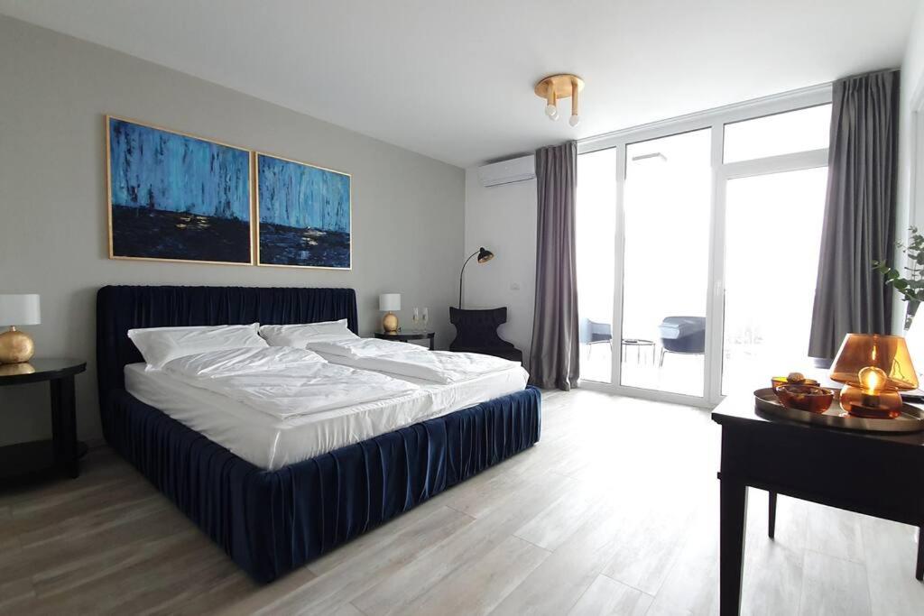 Riverside Apt & private parking, KING BED & CRIB view 2