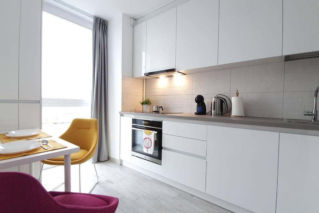 Riverside Apt & private parking, KING BED & CRIB view 3