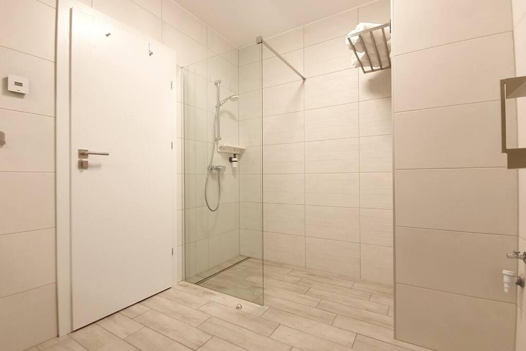 Riverside Apt & private parking, KING BED & CRIB view 4