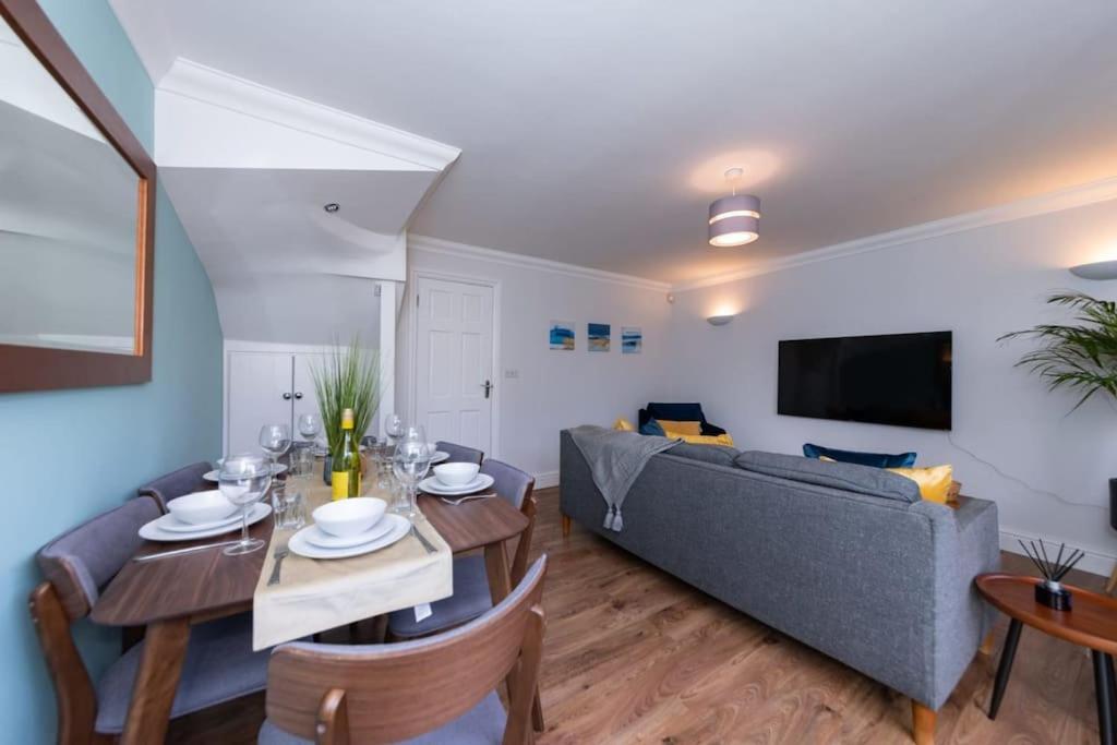 Ratby House - Spacious 3 Bed with Garden & Parking view 2
