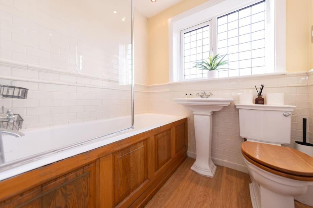 Ratby House - Spacious 3 Bed with Garden & Parking view 4