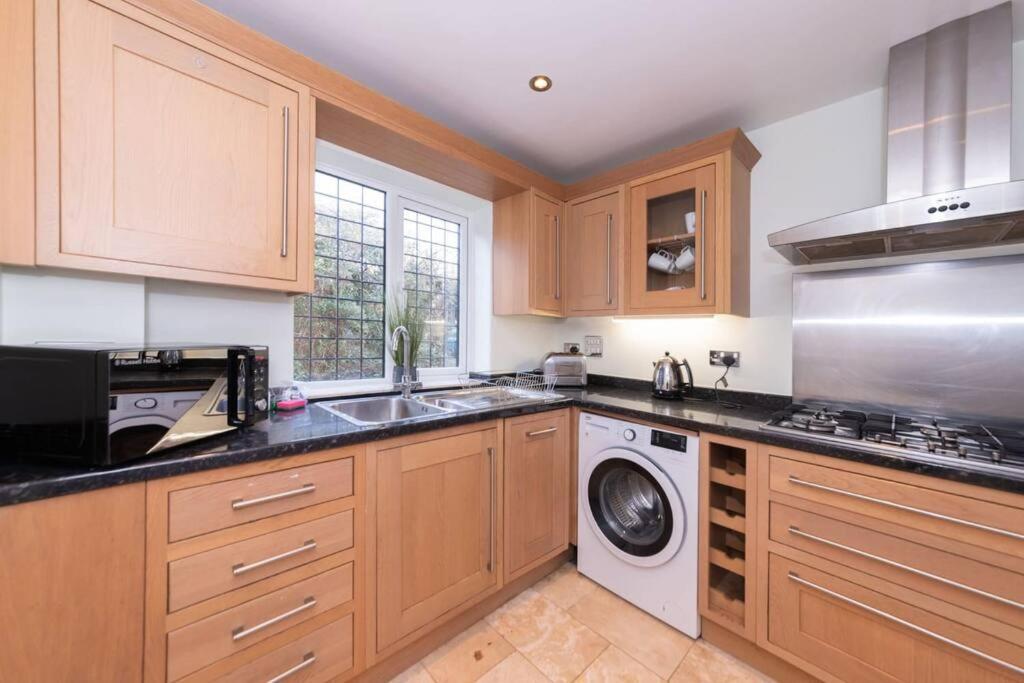 Ratby House - Spacious 3 Bed with Garden & Parking view 5