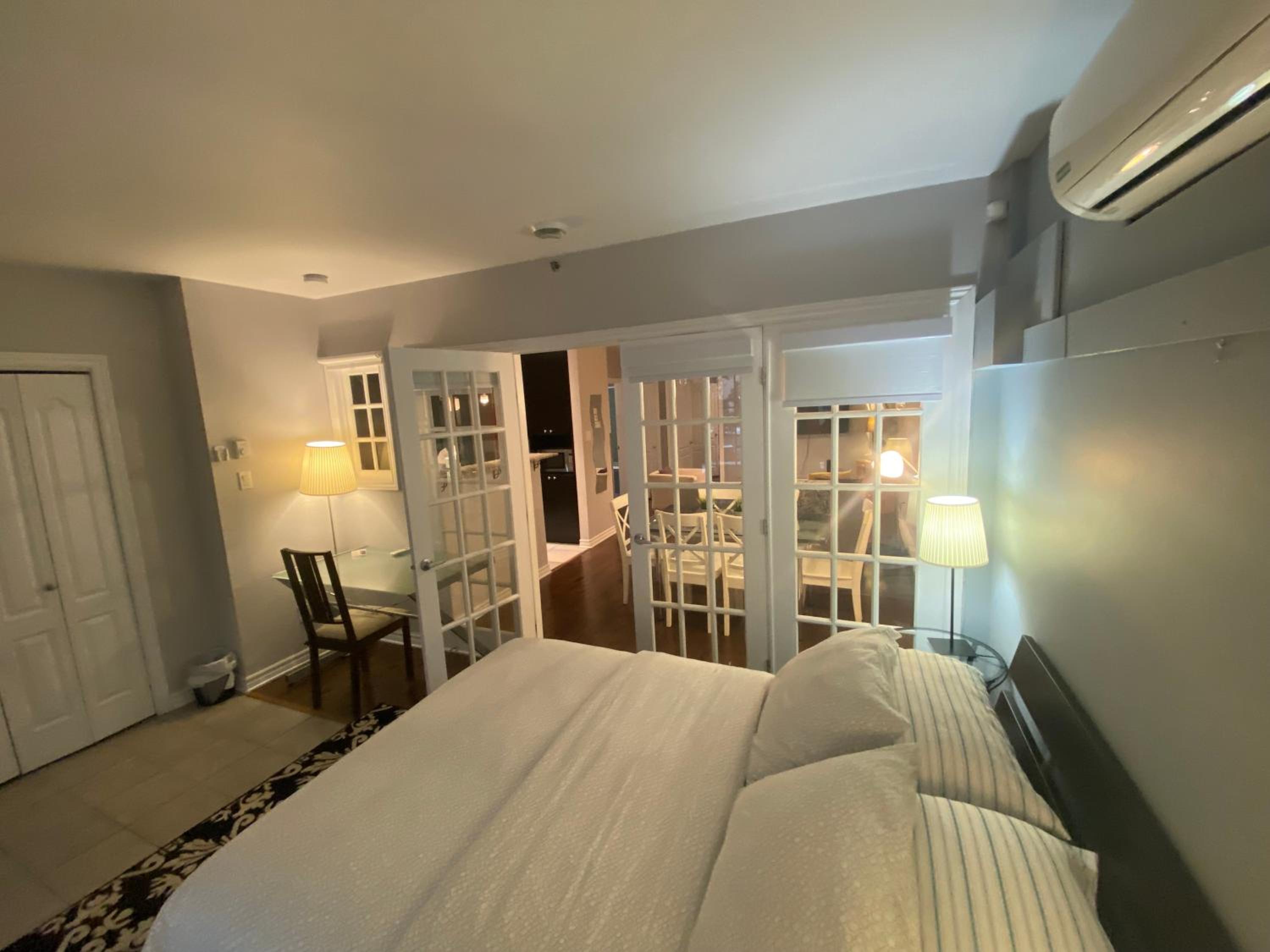 ApartHotelMontreal by Les Terrasses Saint Urbain 2225I2