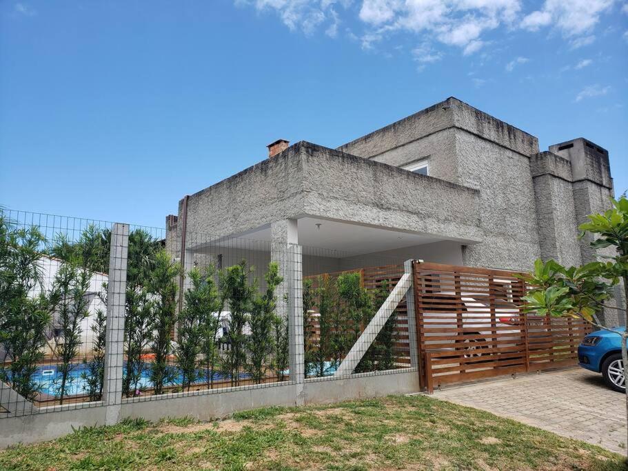 Casa com piscina / Na quadra do mar Torres-RS