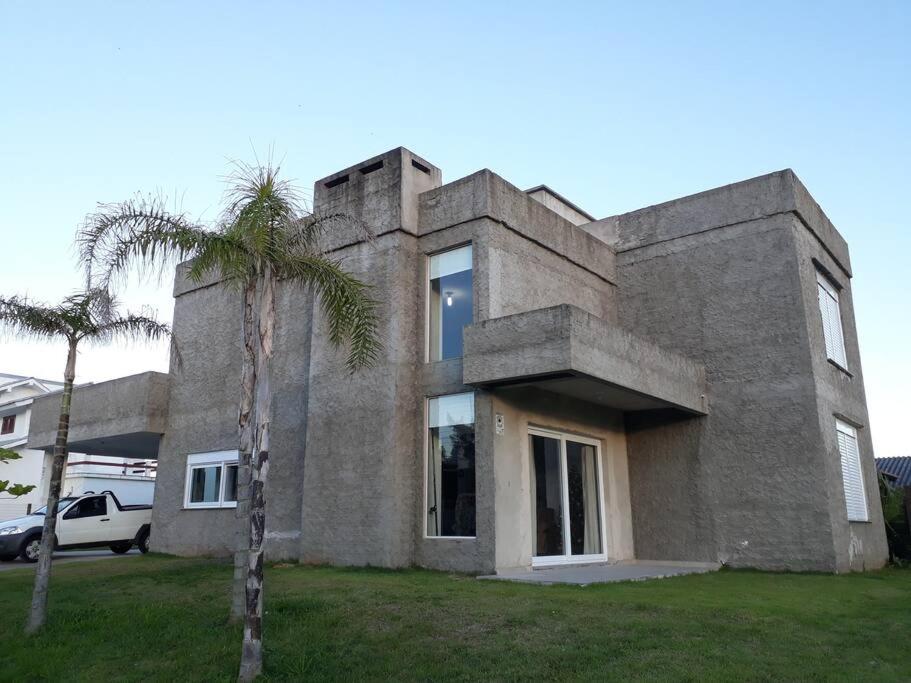 Casa com piscina / Na quadra do mar Torres-RS