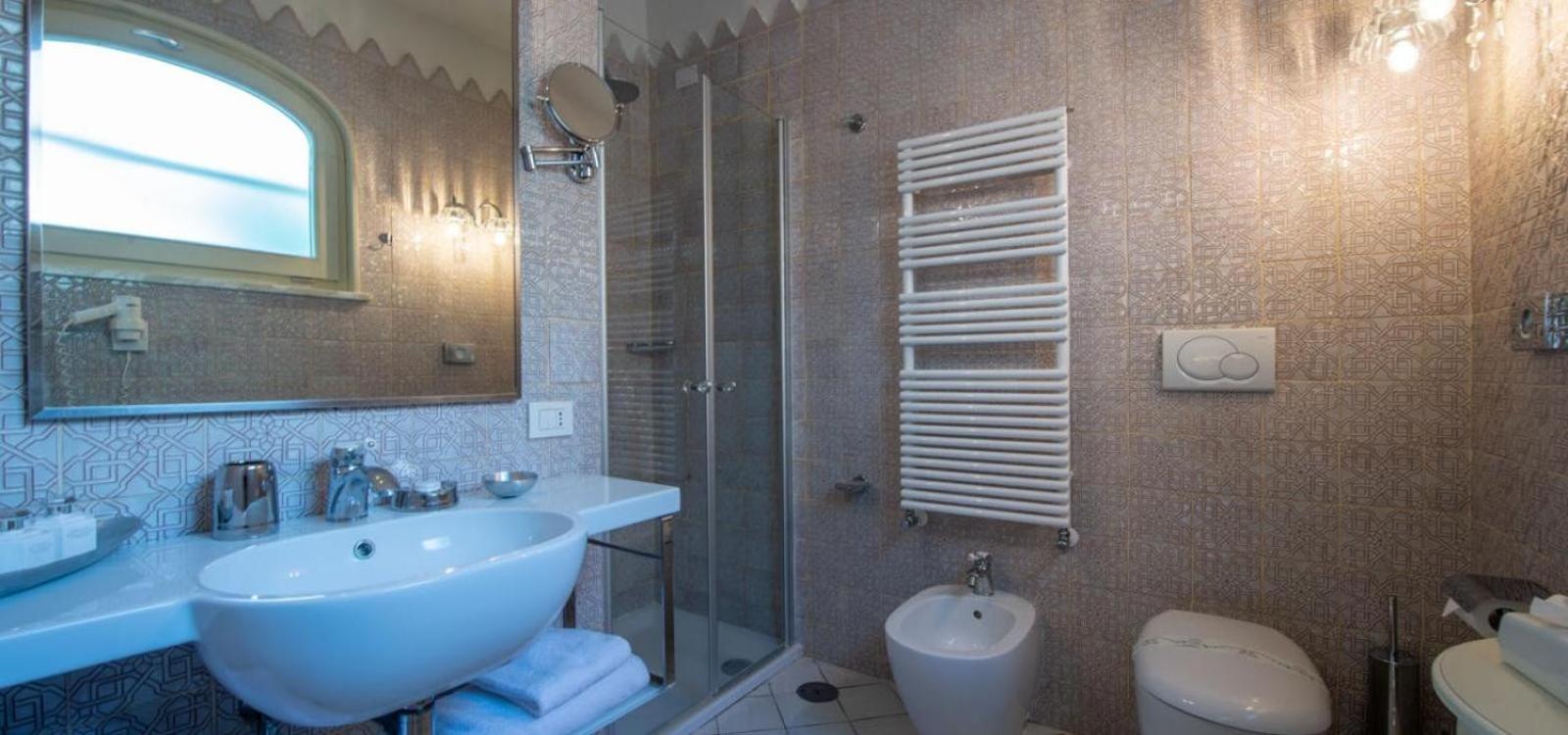 Villa Il Canto - Teloni en Positano — bathroom