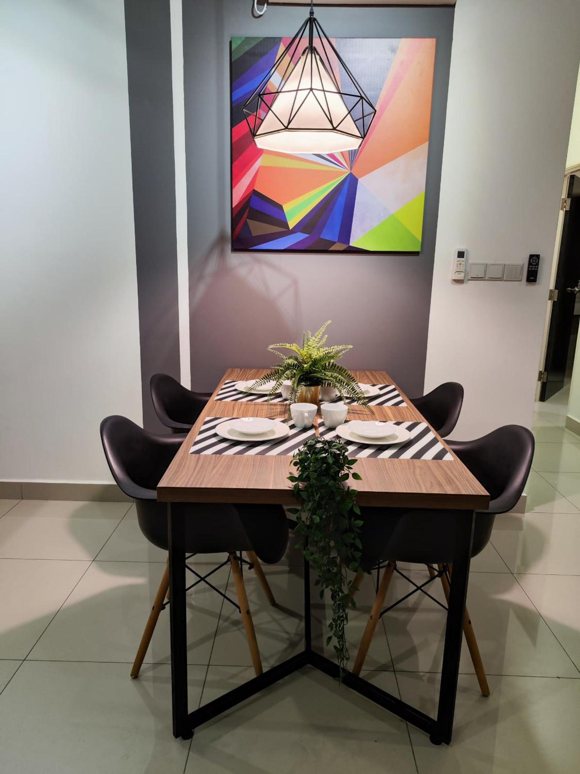 Twin Galaxy Newly Renovated and Cozy 2Bedroom Free CarPark WiFi Netflix