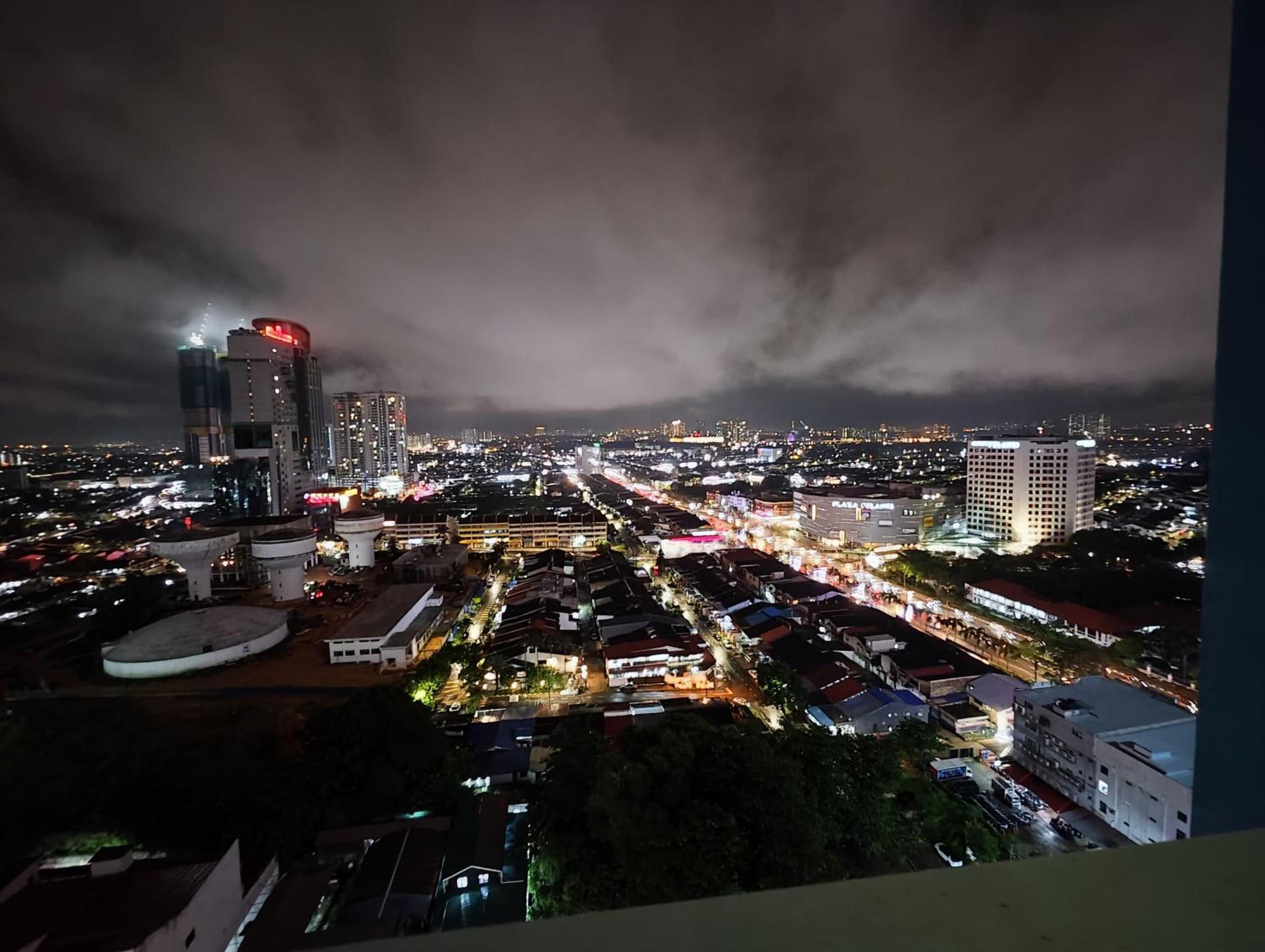 Twin Galaxy Newly Renovated and Cozy 2Bedroom Free CarPark WiFi Netflix