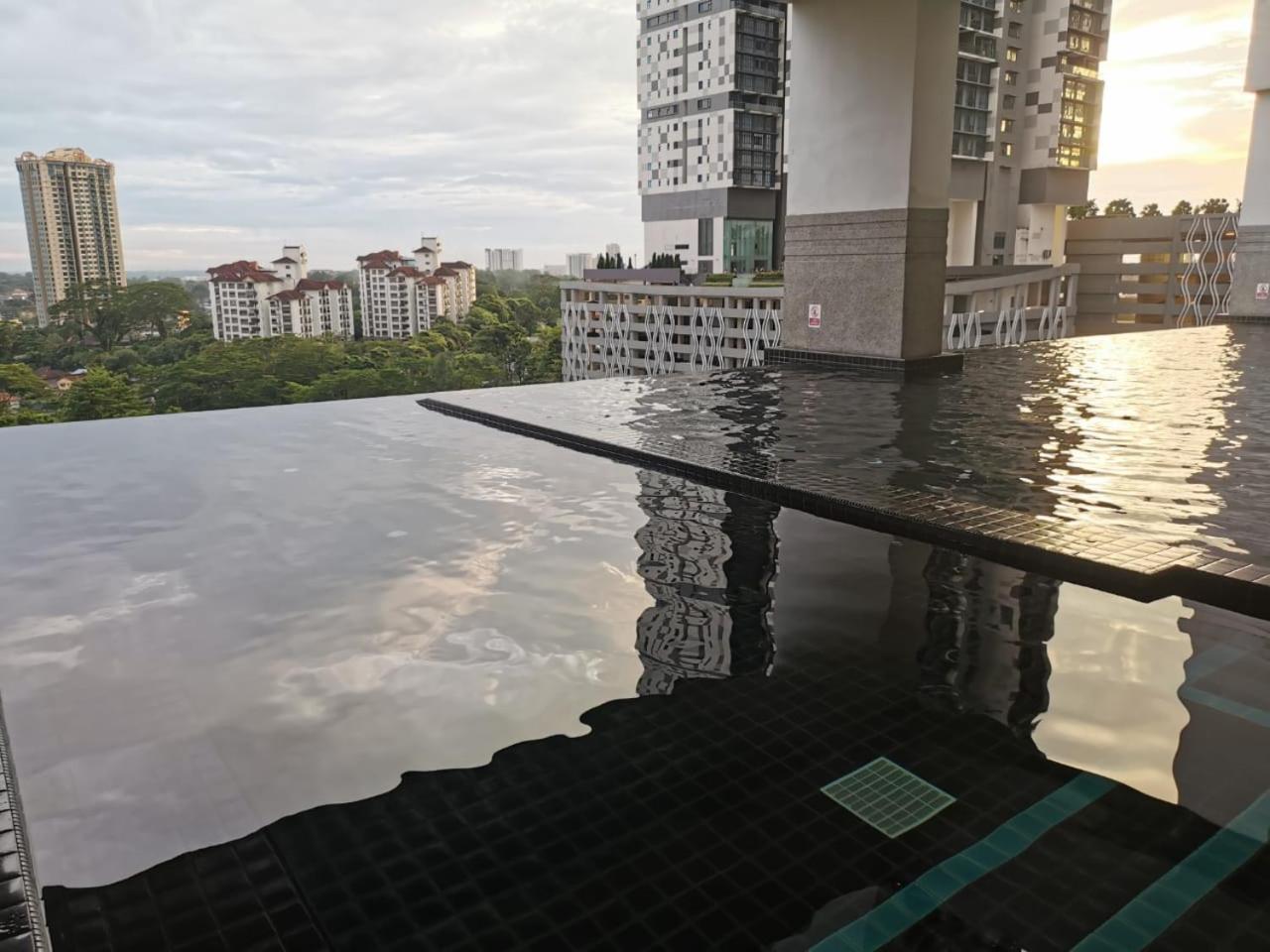 Twin Galaxy Newly Renovated and Cozy 2Bedroom Free CarPark WiFi Netflix