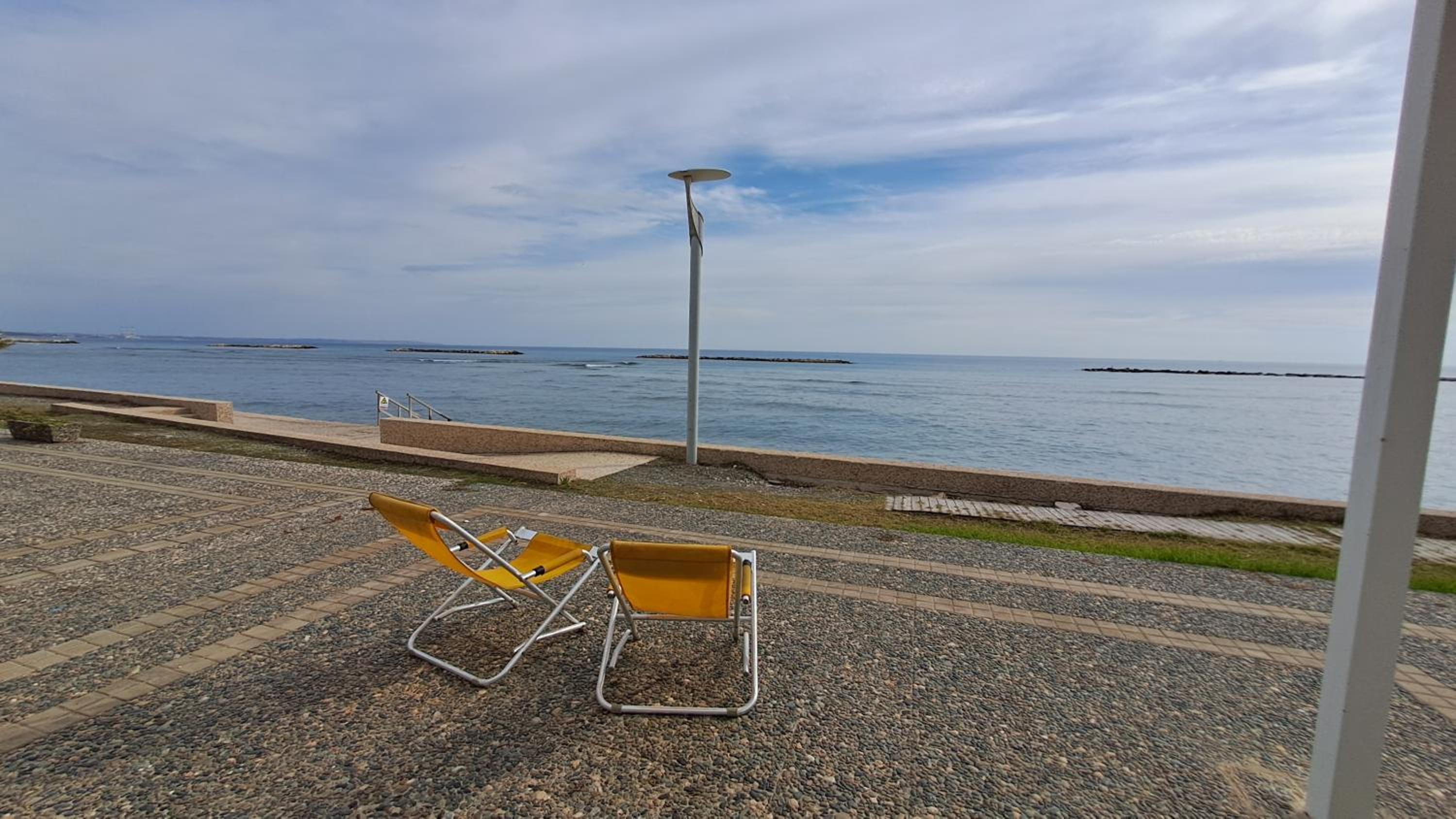 Seaside 2BR Apartment 30m from Sea & Free Parking