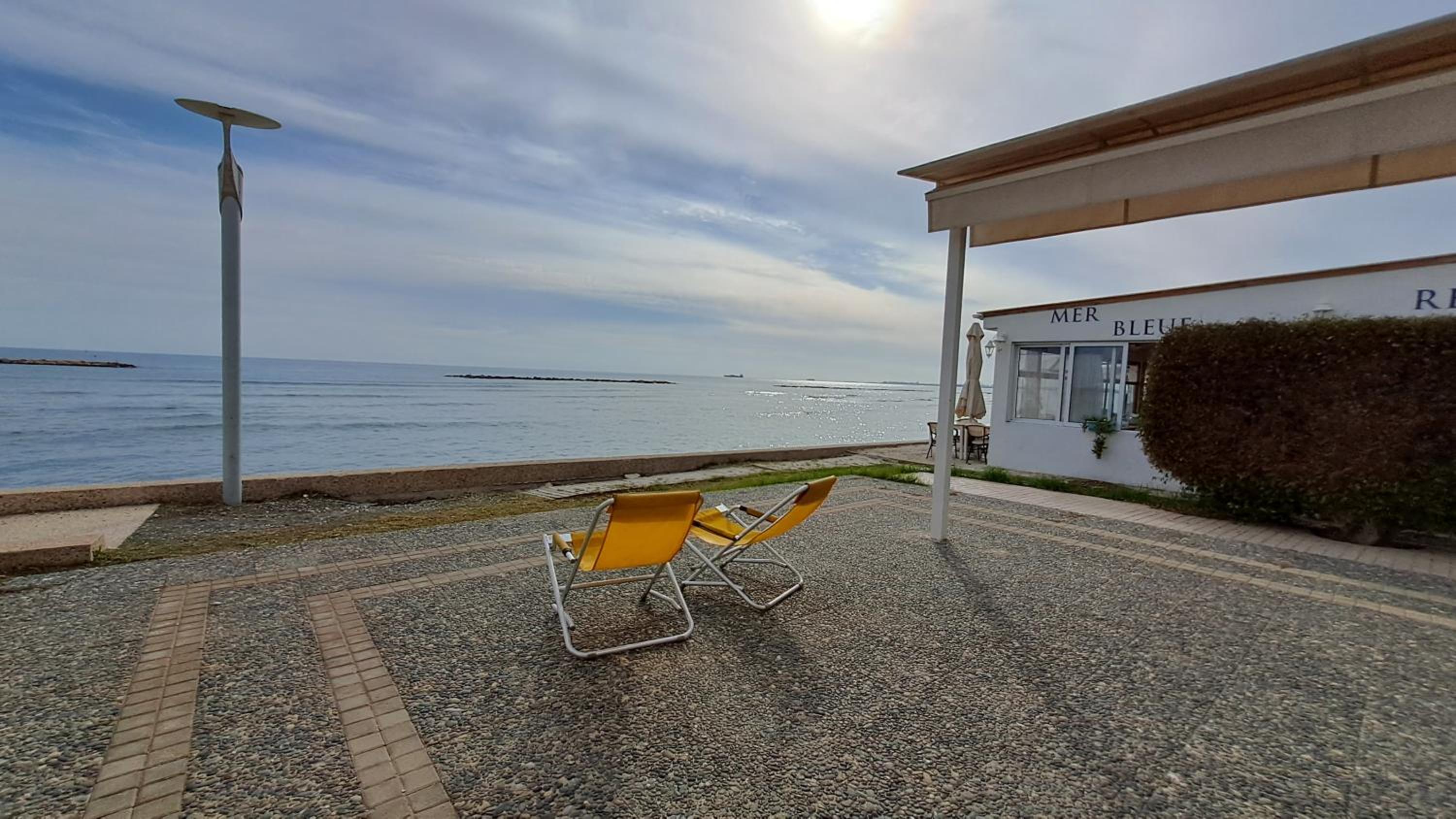 Seaside 2BR Apartment 30m from Sea & Free Parking