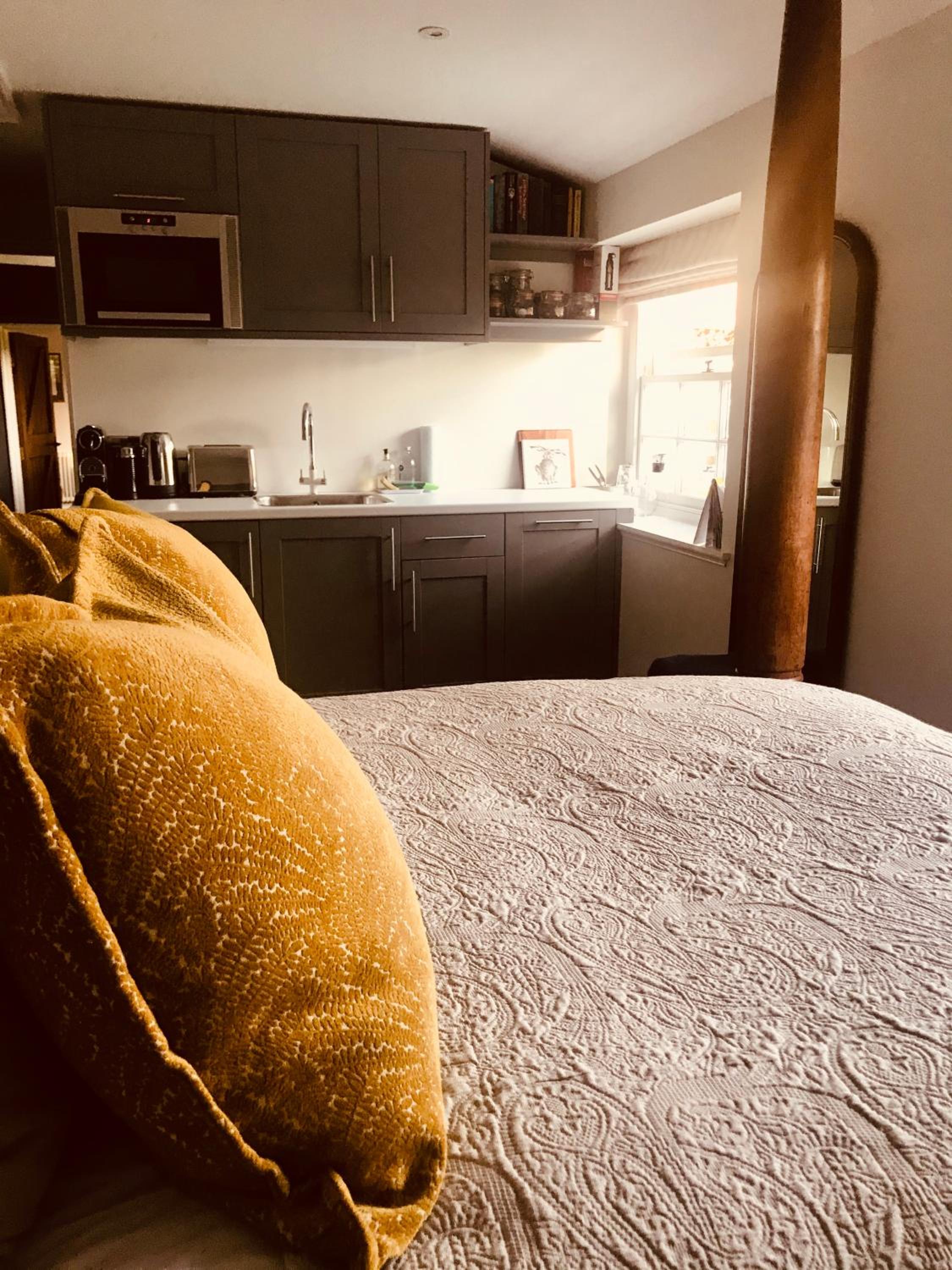 The Old Post Office Studio Apartment in a Beautiful Cotswold Village view 3