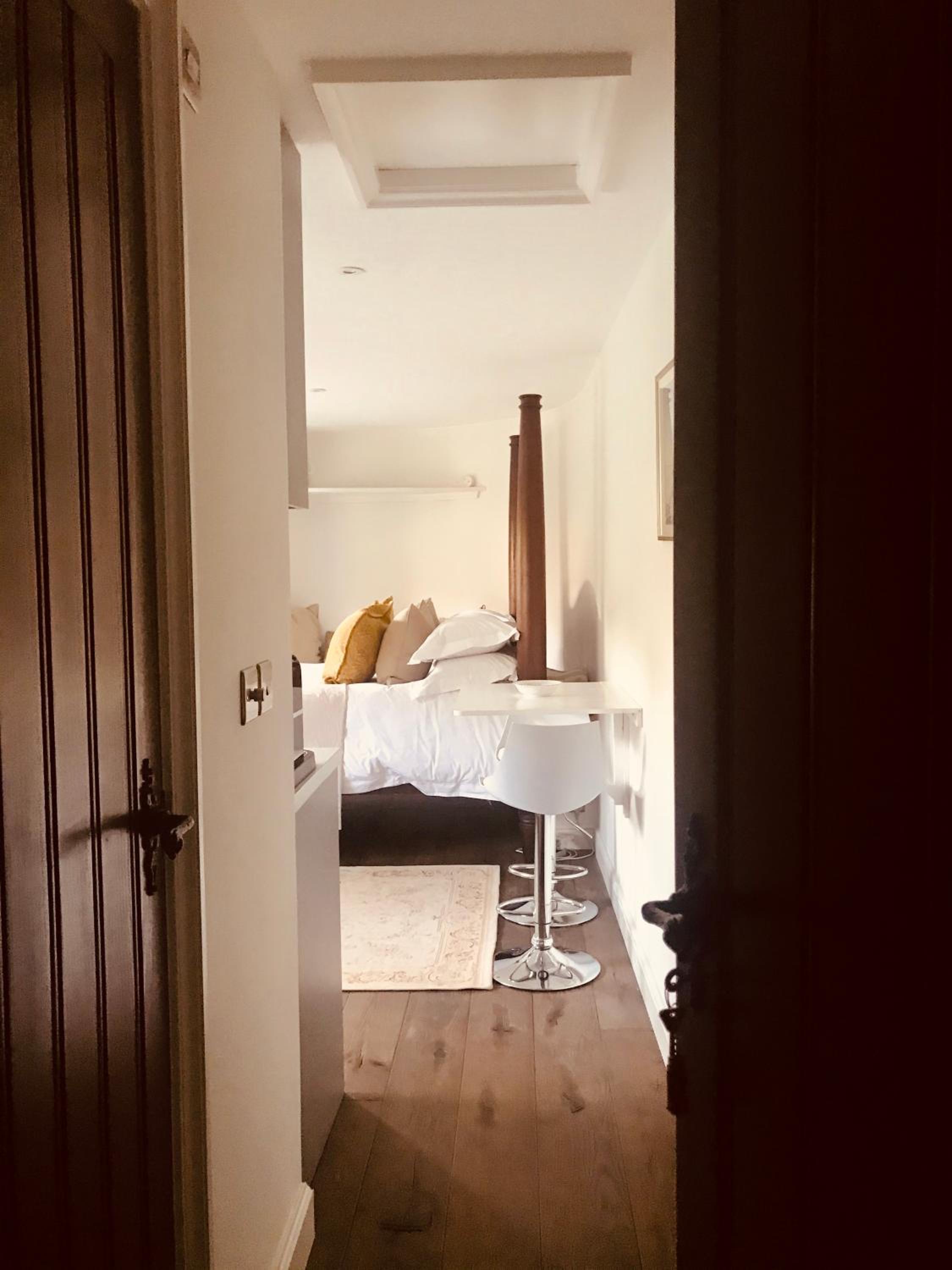 The Old Post Office Studio Apartment in a Beautiful Cotswold Village view 5