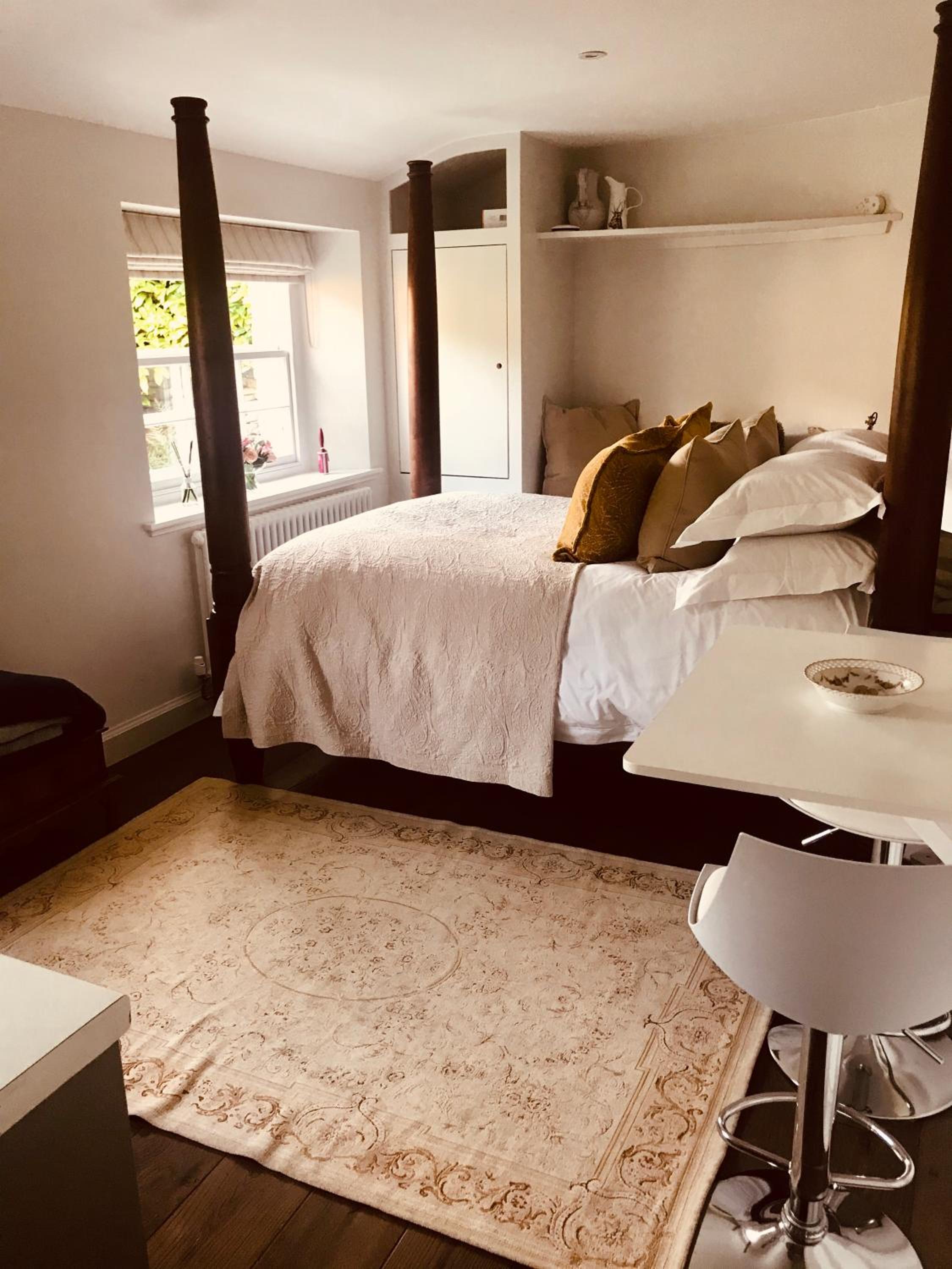 The Old Post Office Studio Apartment in a Beautiful Cotswold Village view 2