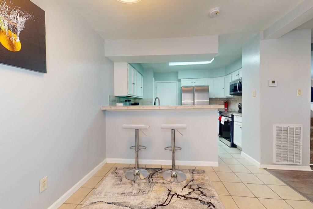 Entire 3/2.5 Lux Retreat Home in the heart of Houston few Miles from Major Houston attractions & Pets Friendly view 3