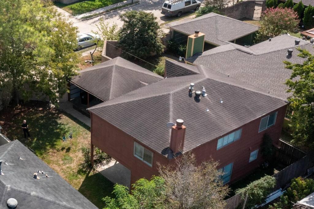 Entire 3/2.5 Lux Retreat Home in the heart of Houston few Miles from Major Houston attractions & Pets Friendly view 4